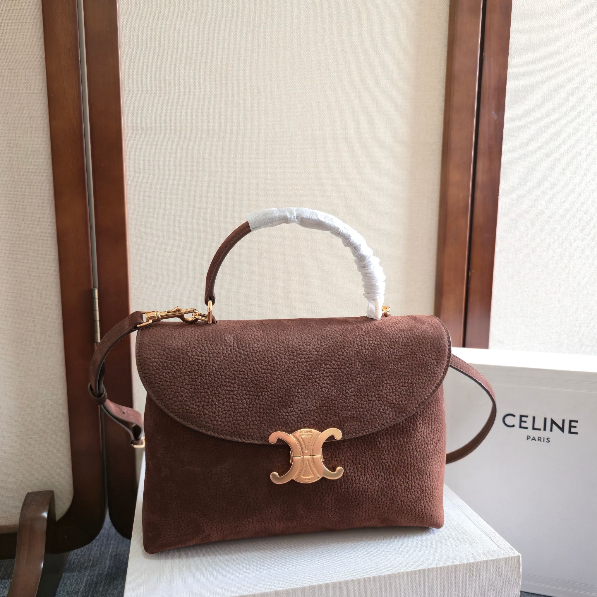 NO:581798,New product launch ce Arc de Triomphe kelly handbag The new Arc de Triomphe bag is full of high-end feeling! The simple and exquisite outline presents a capable style and pure aesthetics. Whether it is calm, low-key brown or soft pink, it exudes an unparalleled sense of high-end. The simple and elegant lines of Kelly's classic shape show its aesthetic charm without unnecessary decoration. Style No. 117523 Size: 25.5x18.5x10, Celine, celine, celine19860909新品上线ce凯旋门kelly手袋 新款凯旋门收袋满满高级感! 简约精致的轮廓呈现干练风格与纯粹美学无论是沉稳 低调的棕色或者是柔和的粉色都散发着无与伦比的高级感 kelly经典造型的线条简洁大方无需多余的装饰都即显审美魅 力心 款号117523 尺寸:25.5x18.5x10,赛琳celine,celine,celine,Bag