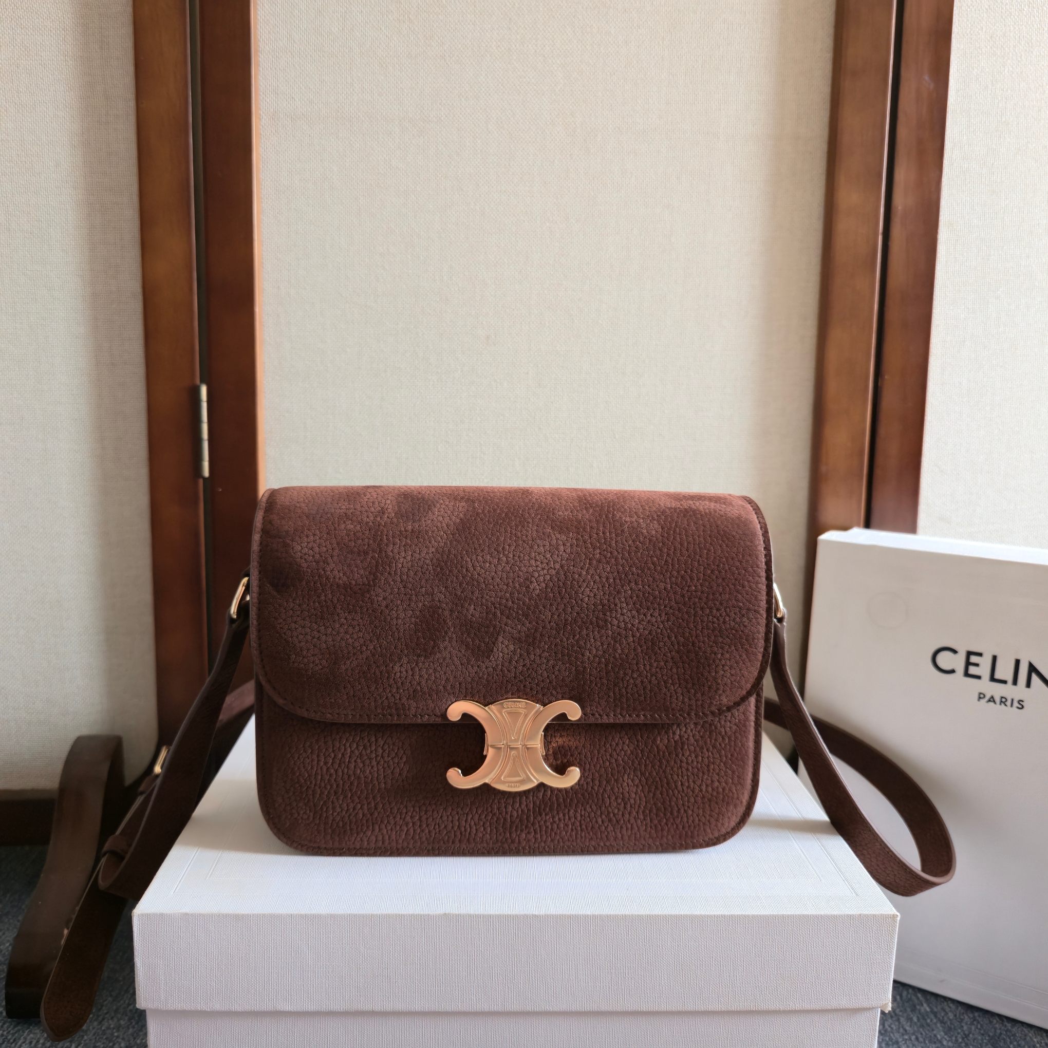 NO:575210,TEEN TRIOMPHE calfskin handbag This small TRIOMPHE handbag made of first-layer suede calfskin is equipped with an adjustable leather shoulder strap and TRIOMPHE exclusive buckle. Inside zipper pocket and inside flat pocket. Adjustable leather shoulder strap. Size 22.5-16.5-7.5. Style number: 187363 (with original packaging), Celine, celine, celine, cowhide.19860909TEEN TRIOMPHE 小牛皮手袋 这款采用头层绒面小牛皮制成的TRIOMPHE小号手袋配有一条可调节的真皮肩带和TRIOMPHE专属搭扣 内侧拉链口袋和内侧扁平口袋 可调节皮革肩带 尺寸22.5-16.5-7.5 款号:187363（配原版包装）,赛琳celine,celine,celine,cowhide,Bag