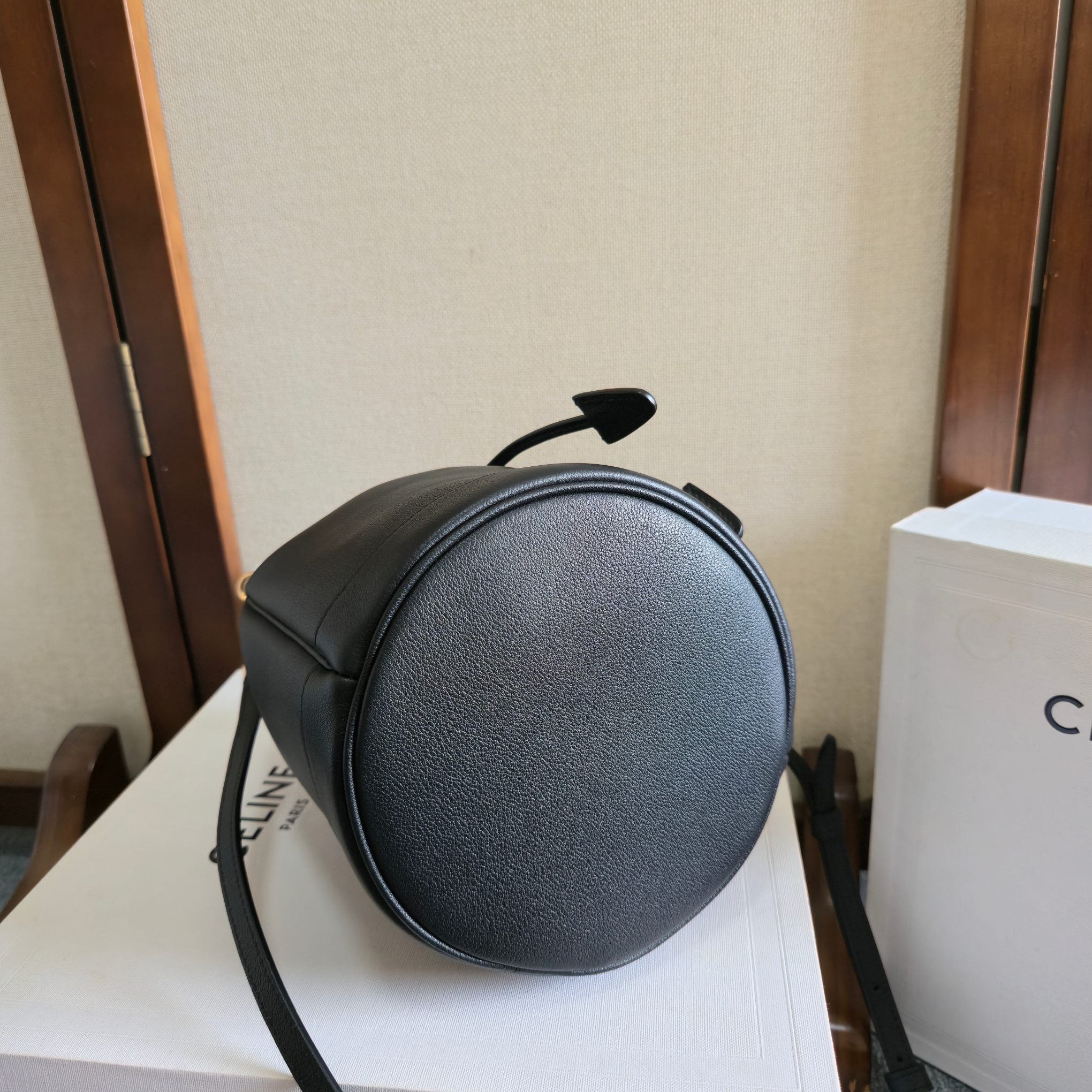 p780。 新品上线🅰️🅰️ CE 爆款抽绳水桶包！
CE 新款小号棕皮小水桶CLARA . 超大容量 抽绳收口设计 外加手拎把手 ，耐磨耐脏  🉑️手提 🉑️肩背 🉑️斜挎 ！这款新出的水桶包简直把实用通勤搭配值拉满❇️
款号：121672
尺寸：16x19x16cm（配原版包装）