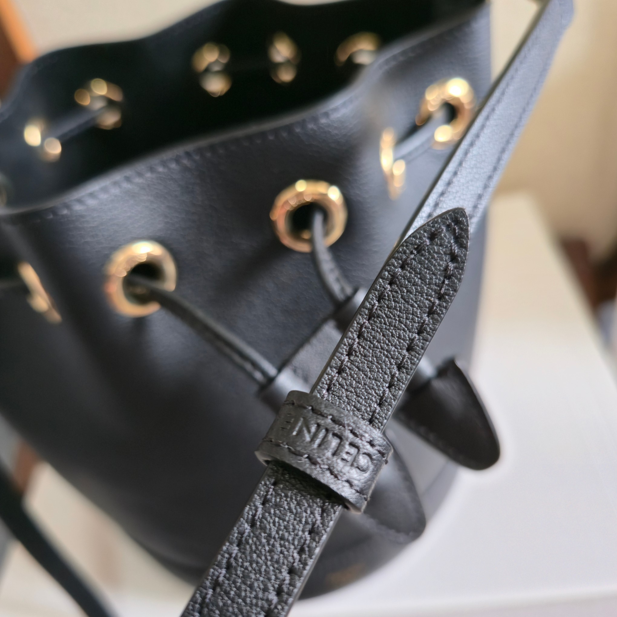 p780。 新品上线🅰️🅰️ CE 爆款抽绳水桶包！
CE 新款小号棕皮小水桶CLARA . 超大容量 抽绳收口设计 外加手拎把手 ，耐磨耐脏  🉑️手提 🉑️肩背 🉑️斜挎 ！这款新出的水桶包简直把实用通勤搭配值拉满❇️
款号：121672
尺寸：16x19x16cm（配原版包装）