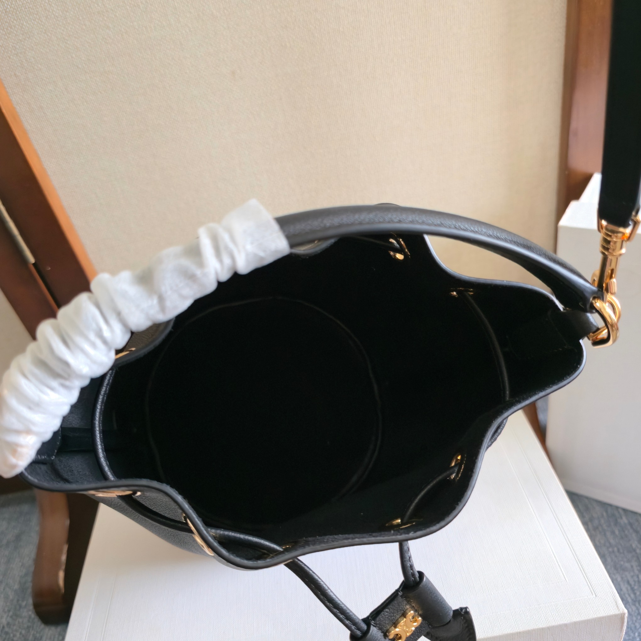 p780。 新品上线🅰️🅰️ CE 爆款抽绳水桶包！
CE 新款小号棕皮小水桶CLARA . 超大容量 抽绳收口设计 外加手拎把手 ，耐磨耐脏  🉑️手提 🉑️肩背 🉑️斜挎 ！这款新出的水桶包简直把实用通勤搭配值拉满❇️
款号：121672
尺寸：16x19x16cm（配原版包装）