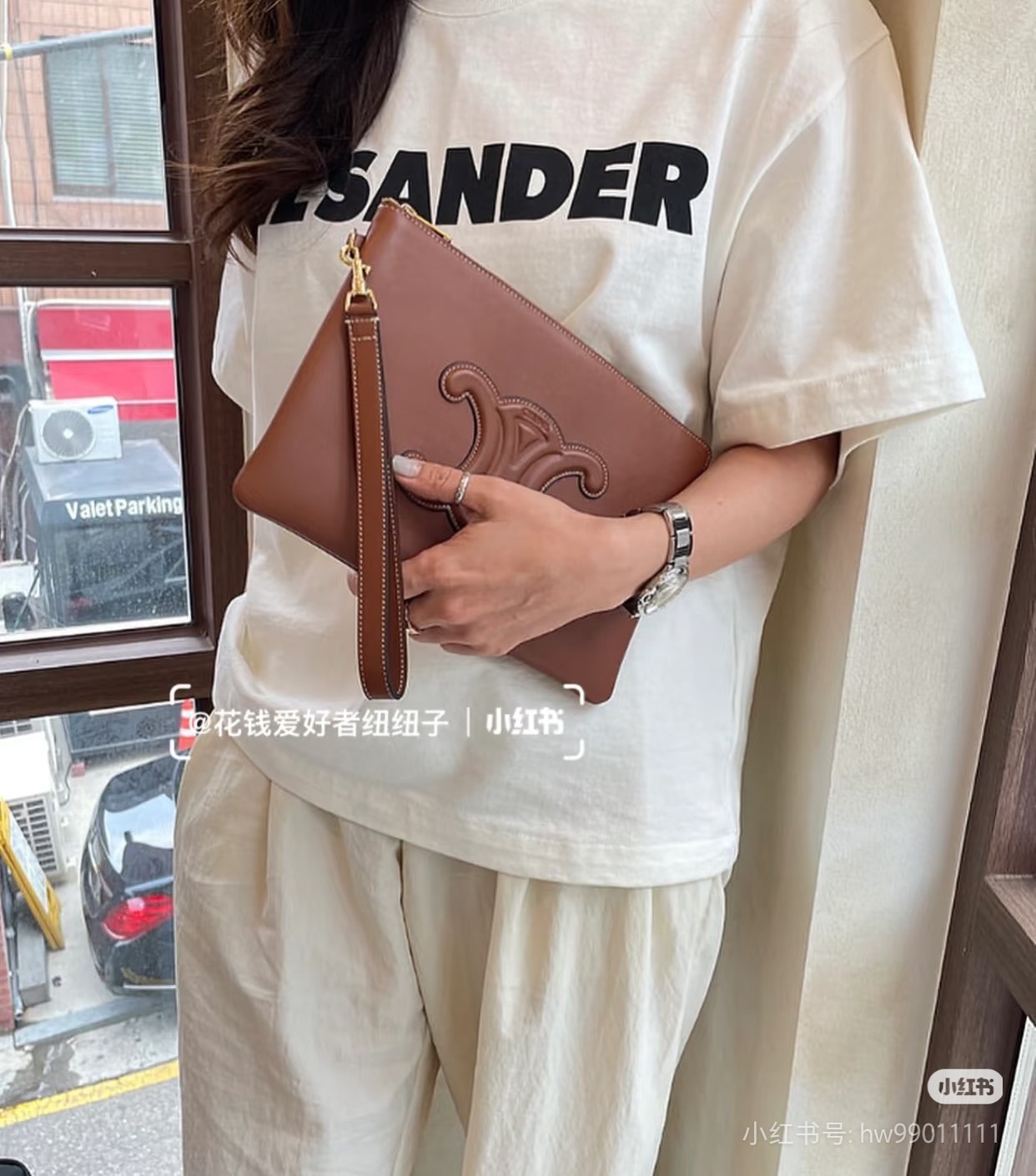 El clutch Celine Arc de Triomphe es súper fácil de combinar con la ropa