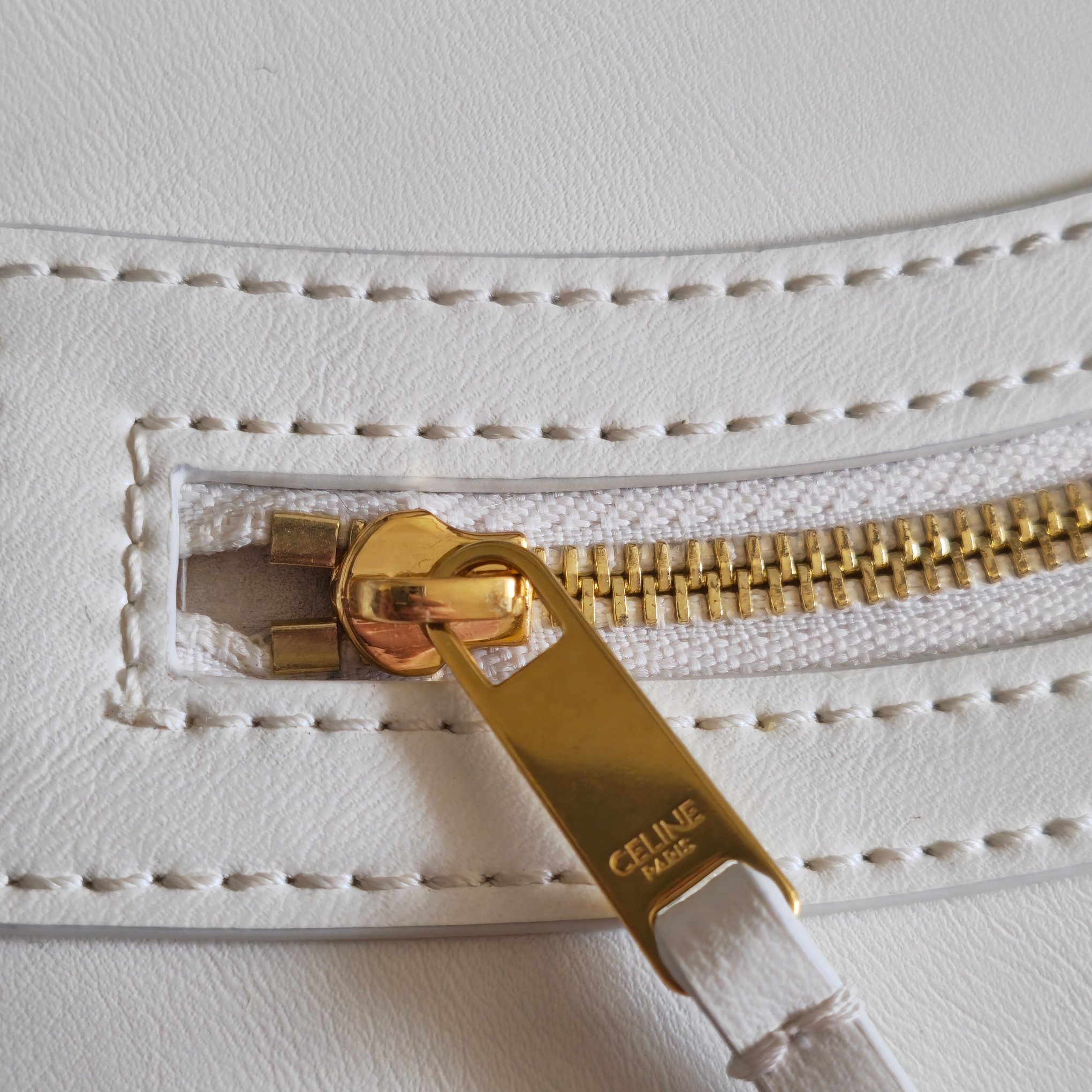 p750。 新品上线🅰️🅰️ 2026年春夏新款笑脸包. 
十几年前的 It Bag，Ce 笑脸包回归啦&hellip;&hellip;
Ce26春夏大秀，Michael Rider 将10年诞生、红极一时的&ldquo;笑脸包&rdquo;带回大众视野。
除了廓形变得更加窄长、囧脸变笑脸以外，还推出了超薄造型的 Flat Cabas 笑脸包。秀款中还有许多不同Size、配色亟待推出✅
款号：123963
颜色：白色
尺寸：44.5x31.5x0.5cm