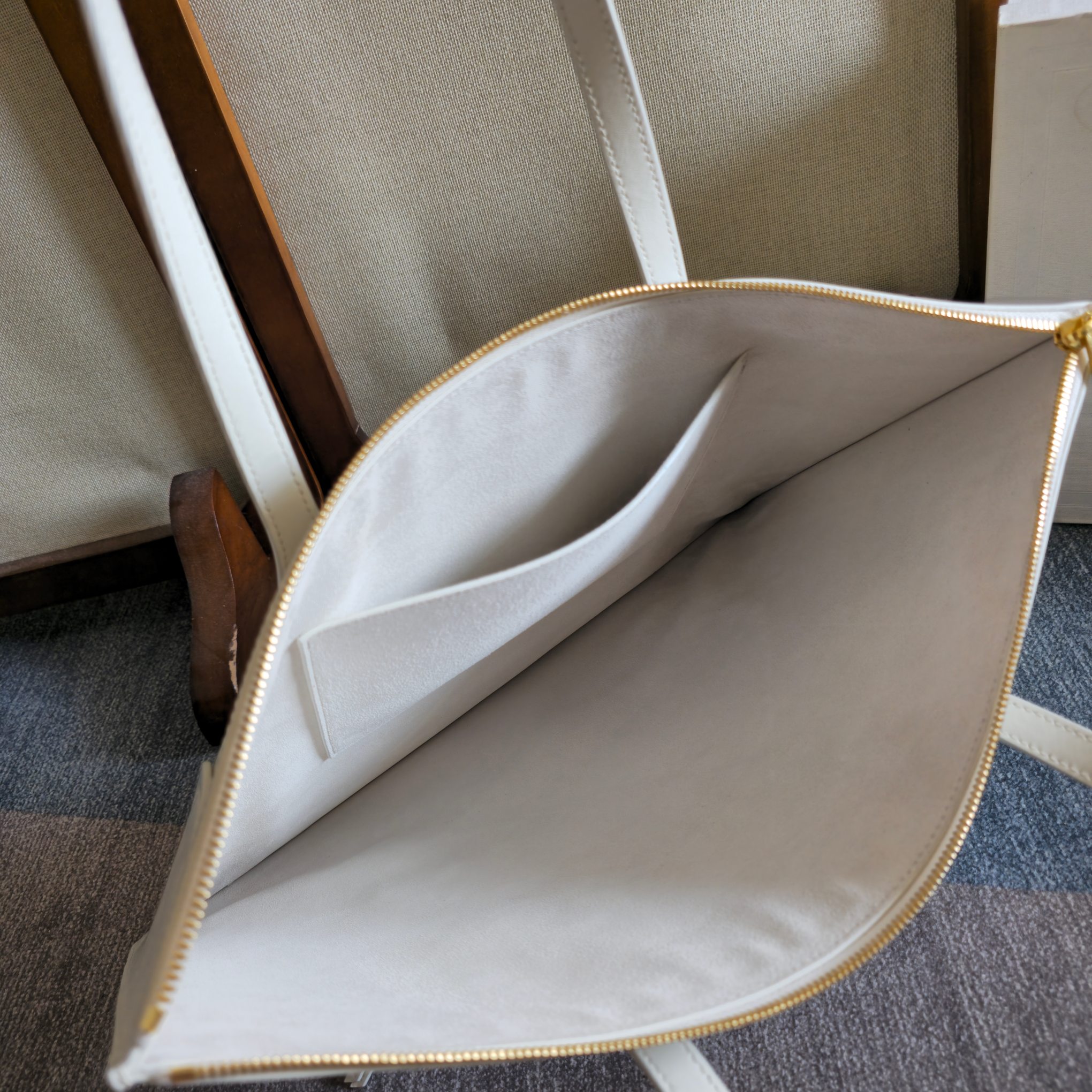 p750。 新品上线🅰️🅰️ 2026年春夏新款笑脸包. 
十几年前的 It Bag，Ce 笑脸包回归啦&hellip;&hellip;
Ce26春夏大秀，Michael Rider 将10年诞生、红极一时的&ldquo;笑脸包&rdquo;带回大众视野。
除了廓形变得更加窄长、囧脸变笑脸以外，还推出了超薄造型的 Flat Cabas 笑脸包。秀款中还有许多不同Size、配色亟待推出✅
款号：123963
颜色：白色
尺寸：44.5x31.5x0.5cm