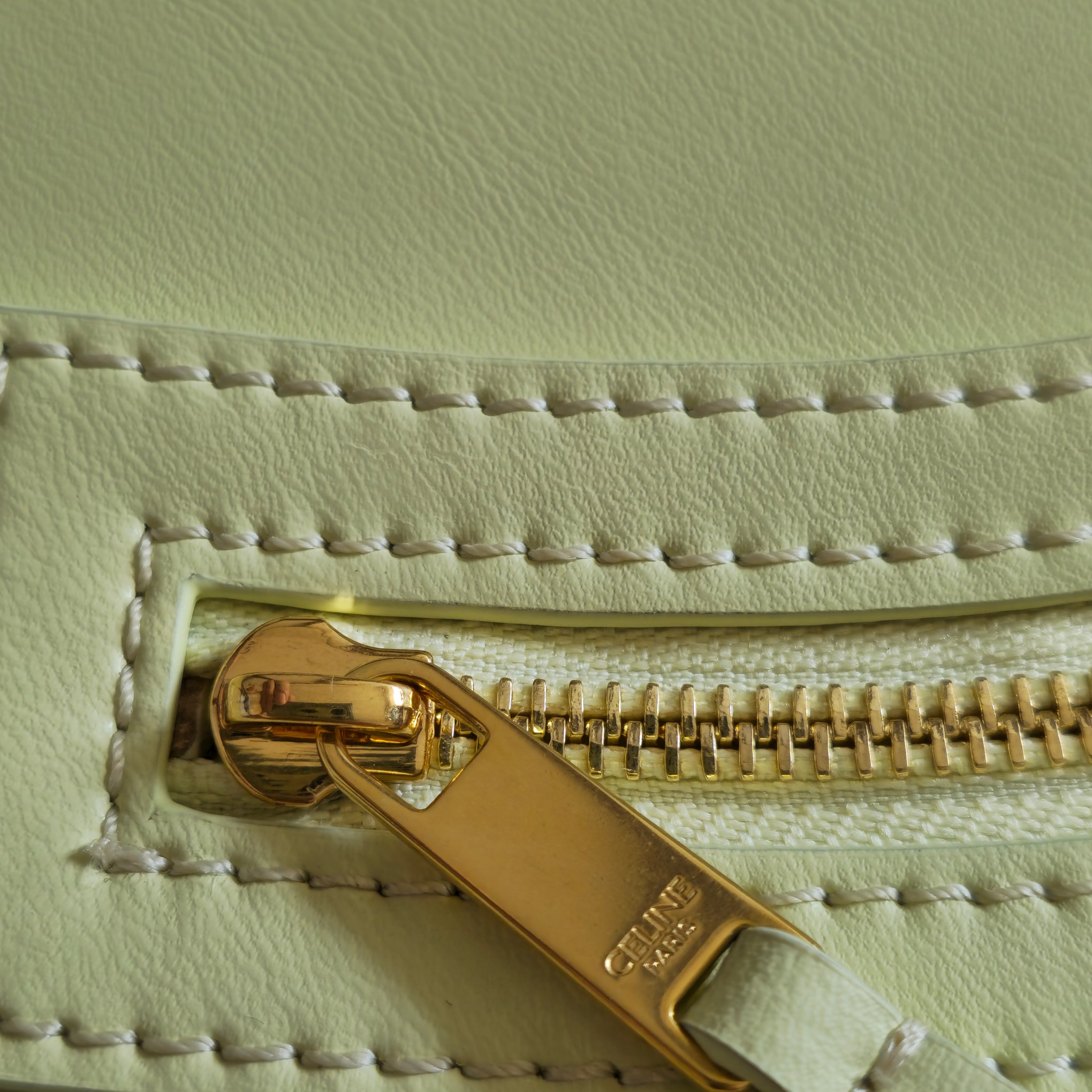 p750。 新品上线🅰️🅰️ 2026年春夏新款笑脸包. 
十几年前的 It Bag，Ce 笑脸包回归啦&hellip;&hellip;
Ce26春夏大秀，Michael Rider 将10年诞生、红极一时的&ldquo;笑脸包&rdquo;带回大众视野。
除了廓形变得更加窄长、囧脸变笑脸以外，还推出了超薄造型的 Flat Cabas 笑脸包。秀款中还有许多不同Size、配色亟待推出✅
款号：123963
颜色：白色
尺寸：44.5x31.5x0.5cm