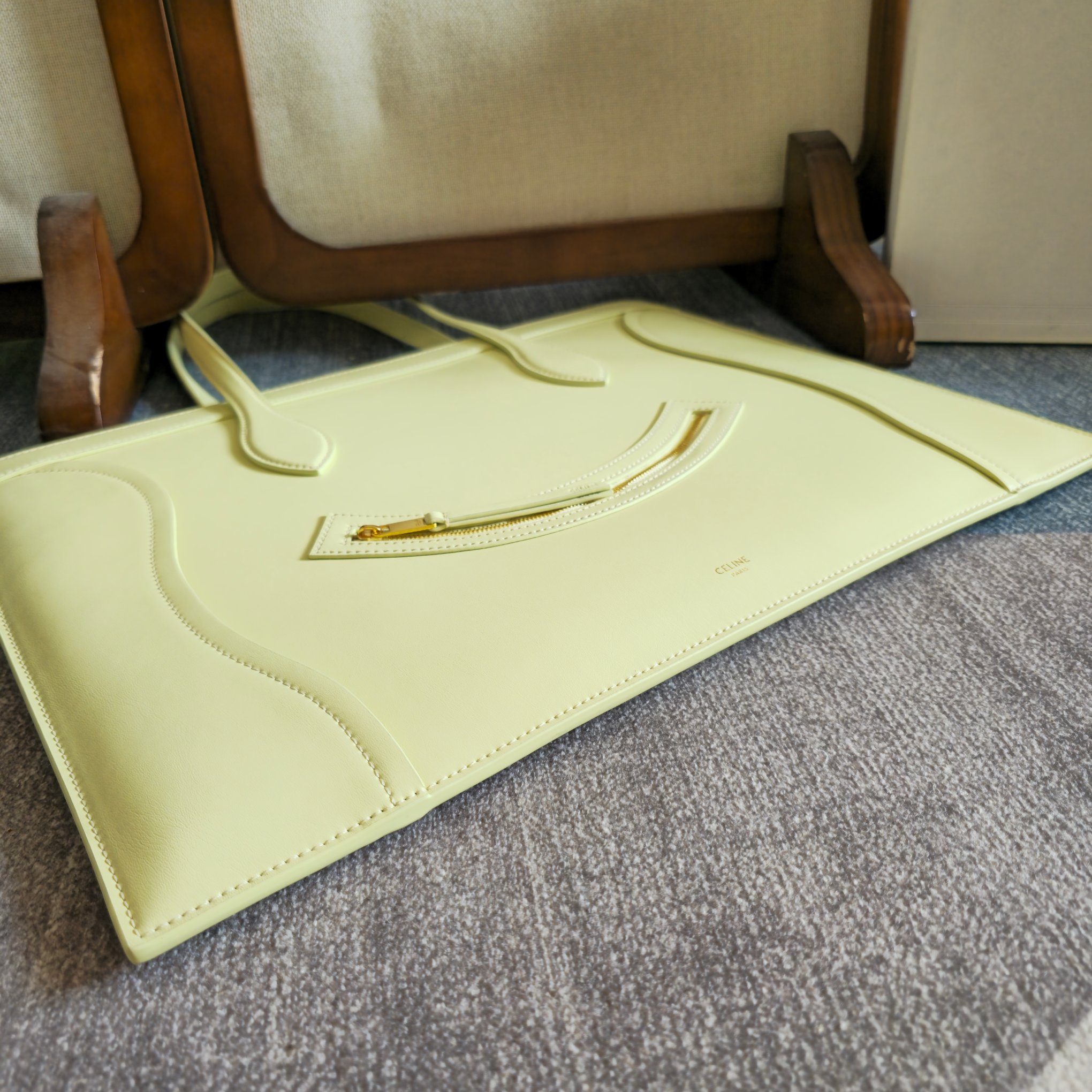 p750。 新品上线🅰️🅰️ 2026年春夏新款笑脸包. 
十几年前的 It Bag，Ce 笑脸包回归啦&hellip;&hellip;
Ce26春夏大秀，Michael Rider 将10年诞生、红极一时的&ldquo;笑脸包&rdquo;带回大众视野。
除了廓形变得更加窄长、囧脸变笑脸以外，还推出了超薄造型的 Flat Cabas 笑脸包。秀款中还有许多不同Size、配色亟待推出✅
款号：123963
颜色：白色
尺寸：44.5x31.5x0.5cm