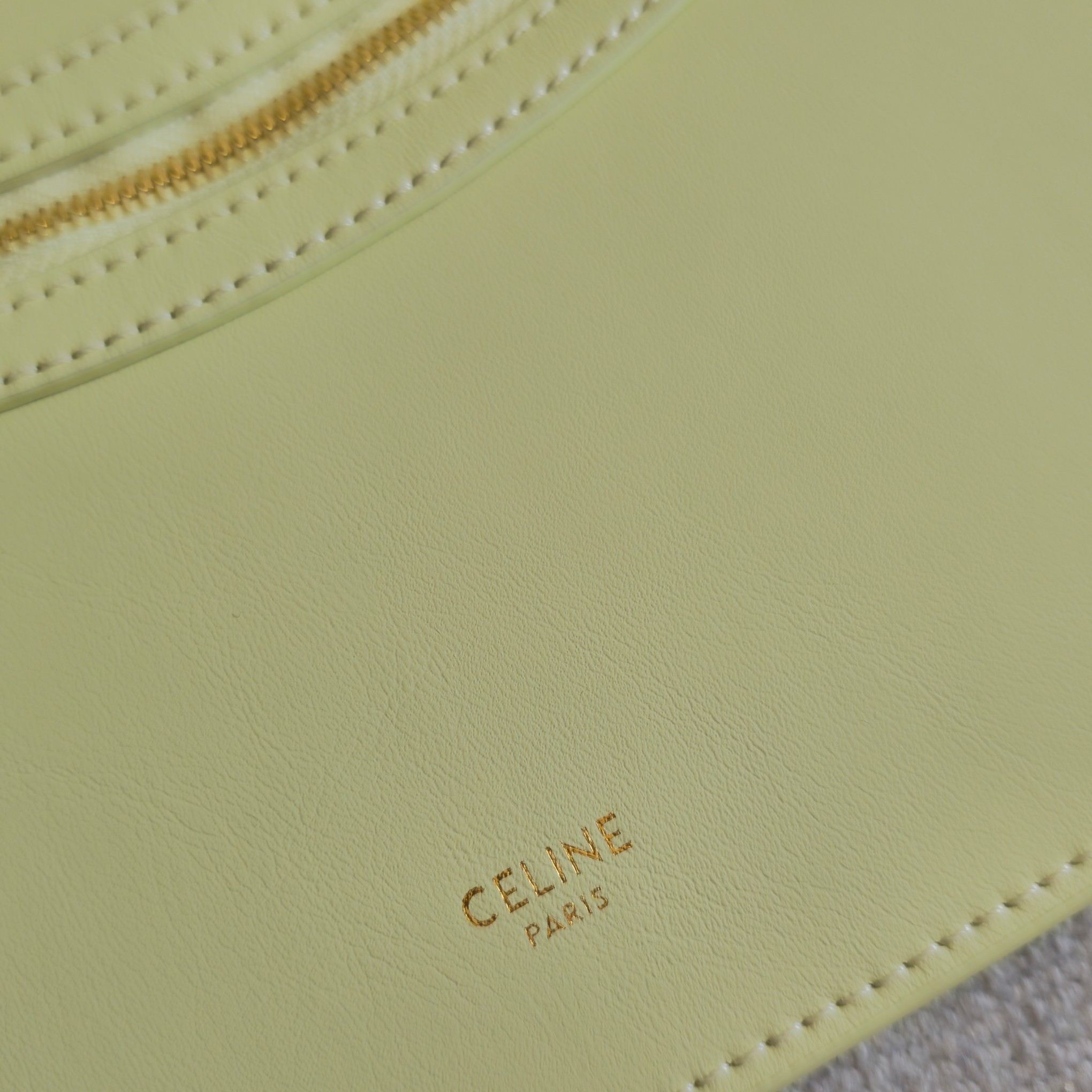 p750。 新品上线🅰️🅰️ 2026年春夏新款笑脸包. 
十几年前的 It Bag，Ce 笑脸包回归啦&hellip;&hellip;
Ce26春夏大秀，Michael Rider 将10年诞生、红极一时的&ldquo;笑脸包&rdquo;带回大众视野。
除了廓形变得更加窄长、囧脸变笑脸以外，还推出了超薄造型的 Flat Cabas 笑脸包。秀款中还有许多不同Size、配色亟待推出✅
款号：123963
颜色：白色
尺寸：44.5x31.5x0.5cm