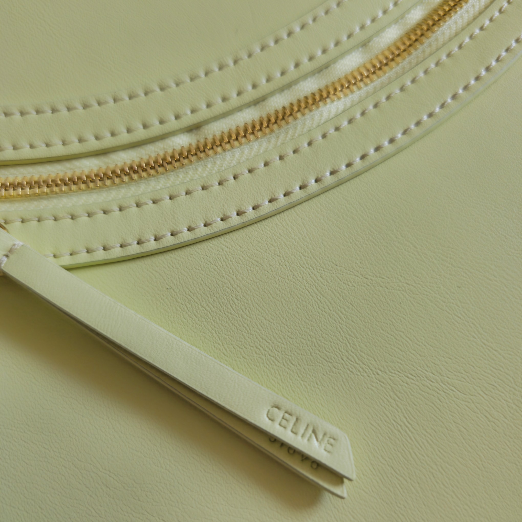 p750。 新品上线🅰️🅰️ 2026年春夏新款笑脸包. 
十几年前的 It Bag，Ce 笑脸包回归啦&hellip;&hellip;
Ce26春夏大秀，Michael Rider 将10年诞生、红极一时的&ldquo;笑脸包&rdquo;带回大众视野。
除了廓形变得更加窄长、囧脸变笑脸以外，还推出了超薄造型的 Flat Cabas 笑脸包。秀款中还有许多不同Size、配色亟待推出✅
款号：123963
颜色：白色
尺寸：44.5x31.5x0.5cm