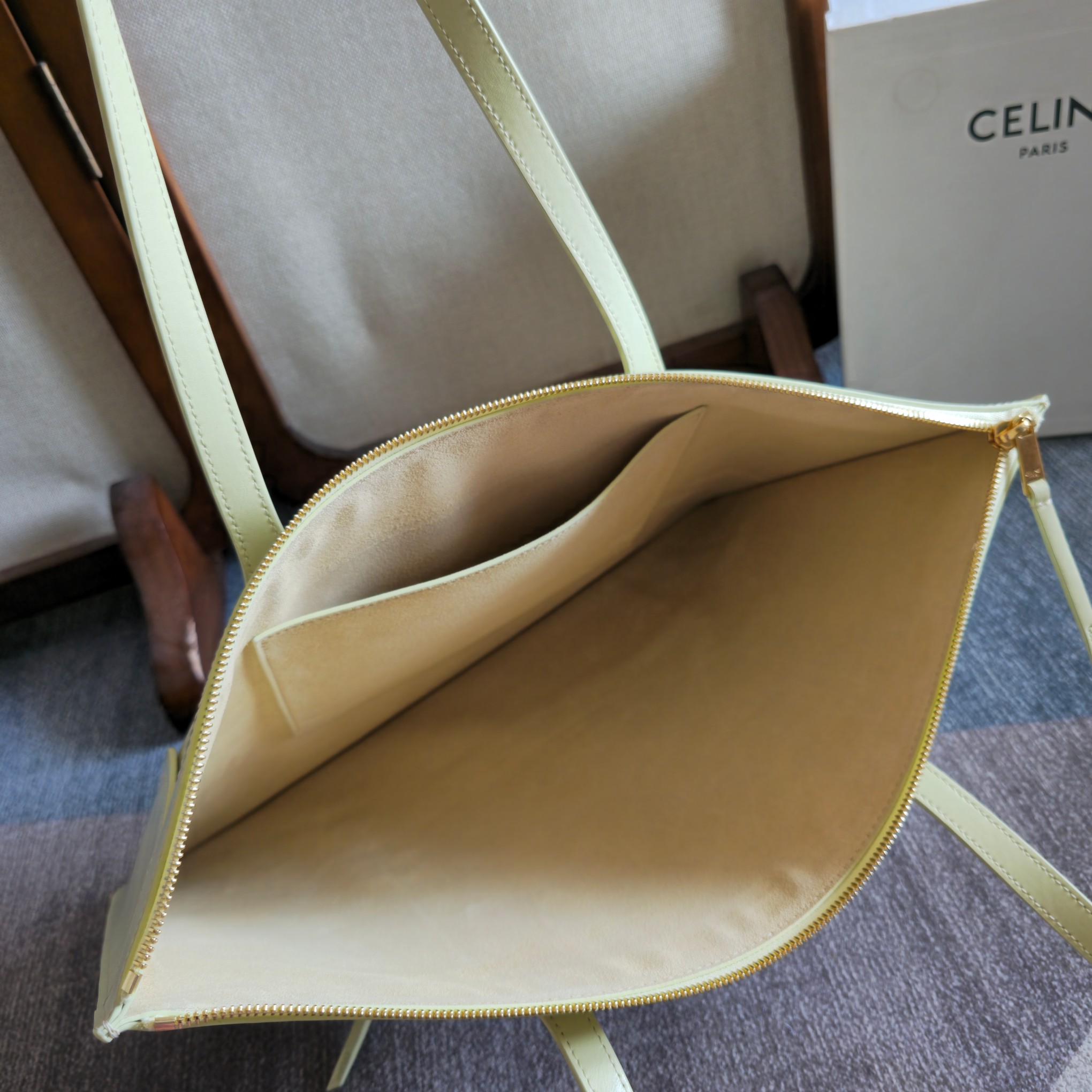 p750。 新品上线🅰️🅰️ 2026年春夏新款笑脸包. 
十几年前的 It Bag，Ce 笑脸包回归啦&hellip;&hellip;
Ce26春夏大秀，Michael Rider 将10年诞生、红极一时的&ldquo;笑脸包&rdquo;带回大众视野。
除了廓形变得更加窄长、囧脸变笑脸以外，还推出了超薄造型的 Flat Cabas 笑脸包。秀款中还有许多不同Size、配色亟待推出✅
款号：123963
颜色：白色
尺寸：44.5x31.5x0.5cm