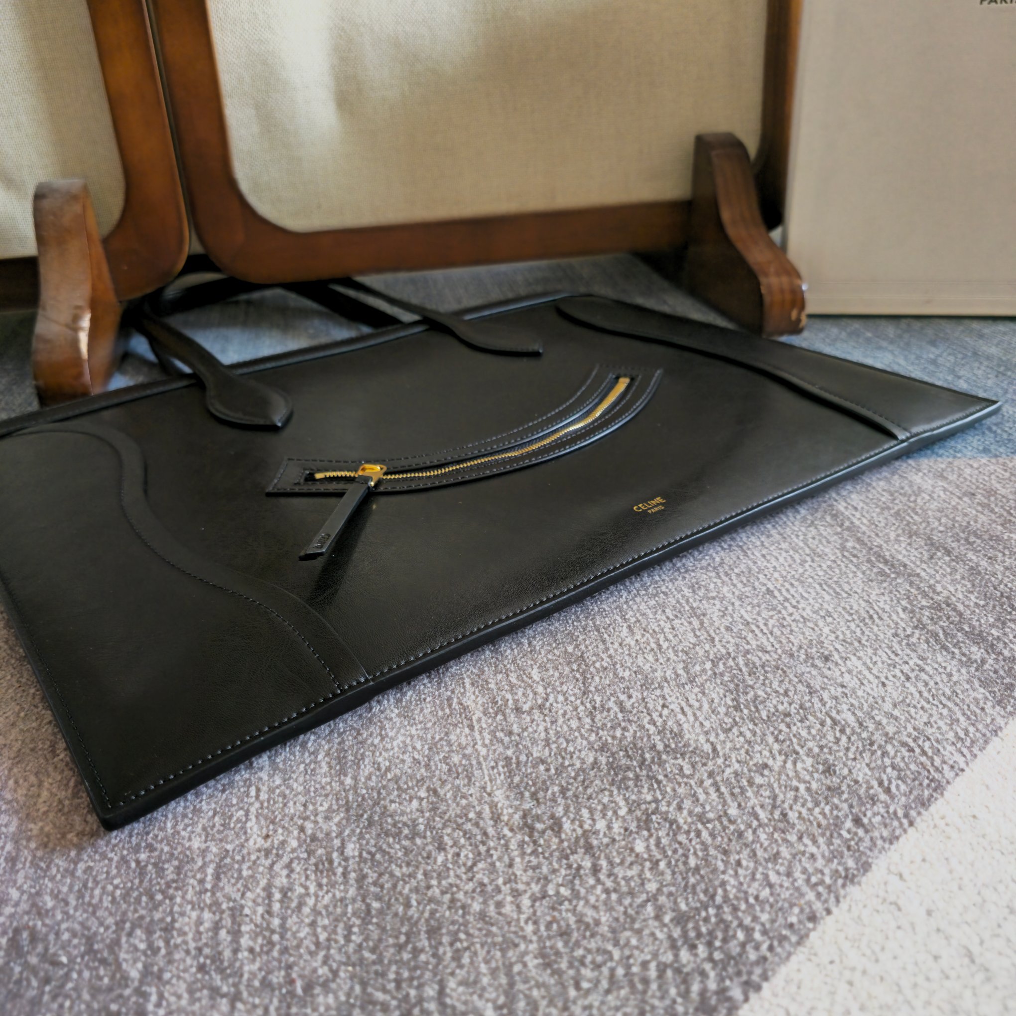 p750。 新品上线🅰️🅰️ 2026年春夏新款笑脸包. 
十几年前的 It Bag，Ce 笑脸包回归啦&hellip;&hellip;
Ce26春夏大秀，Michael Rider 将10年诞生、红极一时的&ldquo;笑脸包&rdquo;带回大众视野。
除了廓形变得更加窄长、囧脸变笑脸以外，还推出了超薄造型的 Flat Cabas 笑脸包。秀款中还有许多不同Size、配色亟待推出✅
款号：123963
颜色：白色
尺寸：44.5x31.5x0.5cm