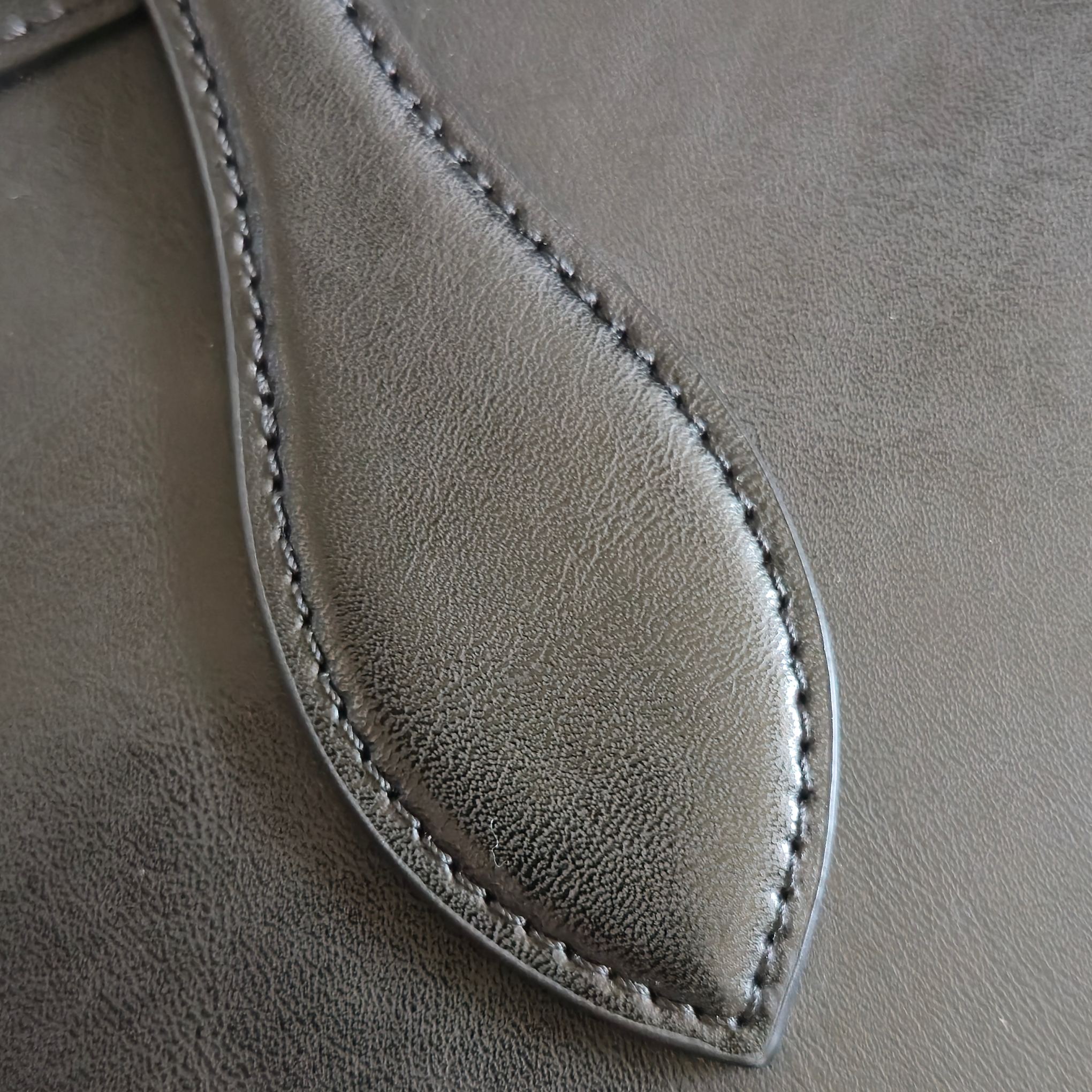 p750。 新品上线🅰️🅰️ 2026年春夏新款笑脸包. 
十几年前的 It Bag，Ce 笑脸包回归啦&hellip;&hellip;
Ce26春夏大秀，Michael Rider 将10年诞生、红极一时的&ldquo;笑脸包&rdquo;带回大众视野。
除了廓形变得更加窄长、囧脸变笑脸以外，还推出了超薄造型的 Flat Cabas 笑脸包。秀款中还有许多不同Size、配色亟待推出✅
款号：123963
颜色：白色
尺寸：44.5x31.5x0.5cm