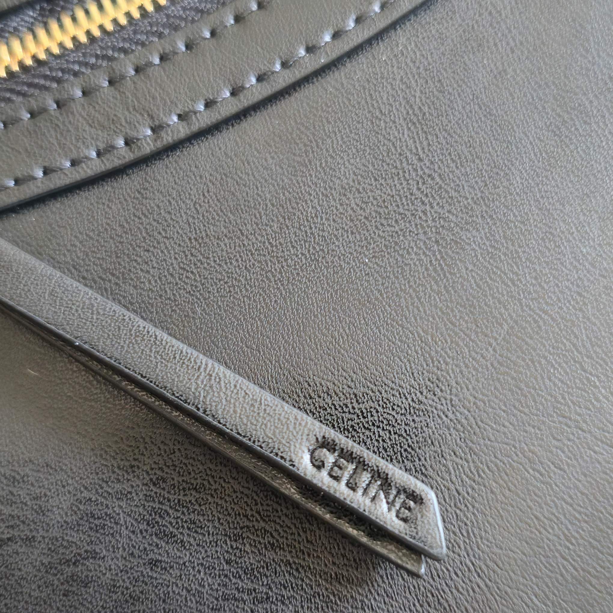 p750。 新品上线🅰️🅰️ 2026年春夏新款笑脸包. 
十几年前的 It Bag，Ce 笑脸包回归啦&hellip;&hellip;
Ce26春夏大秀，Michael Rider 将10年诞生、红极一时的&ldquo;笑脸包&rdquo;带回大众视野。
除了廓形变得更加窄长、囧脸变笑脸以外，还推出了超薄造型的 Flat Cabas 笑脸包。秀款中还有许多不同Size、配色亟待推出✅
款号：123963
颜色：白色
尺寸：44.5x31.5x0.5cm