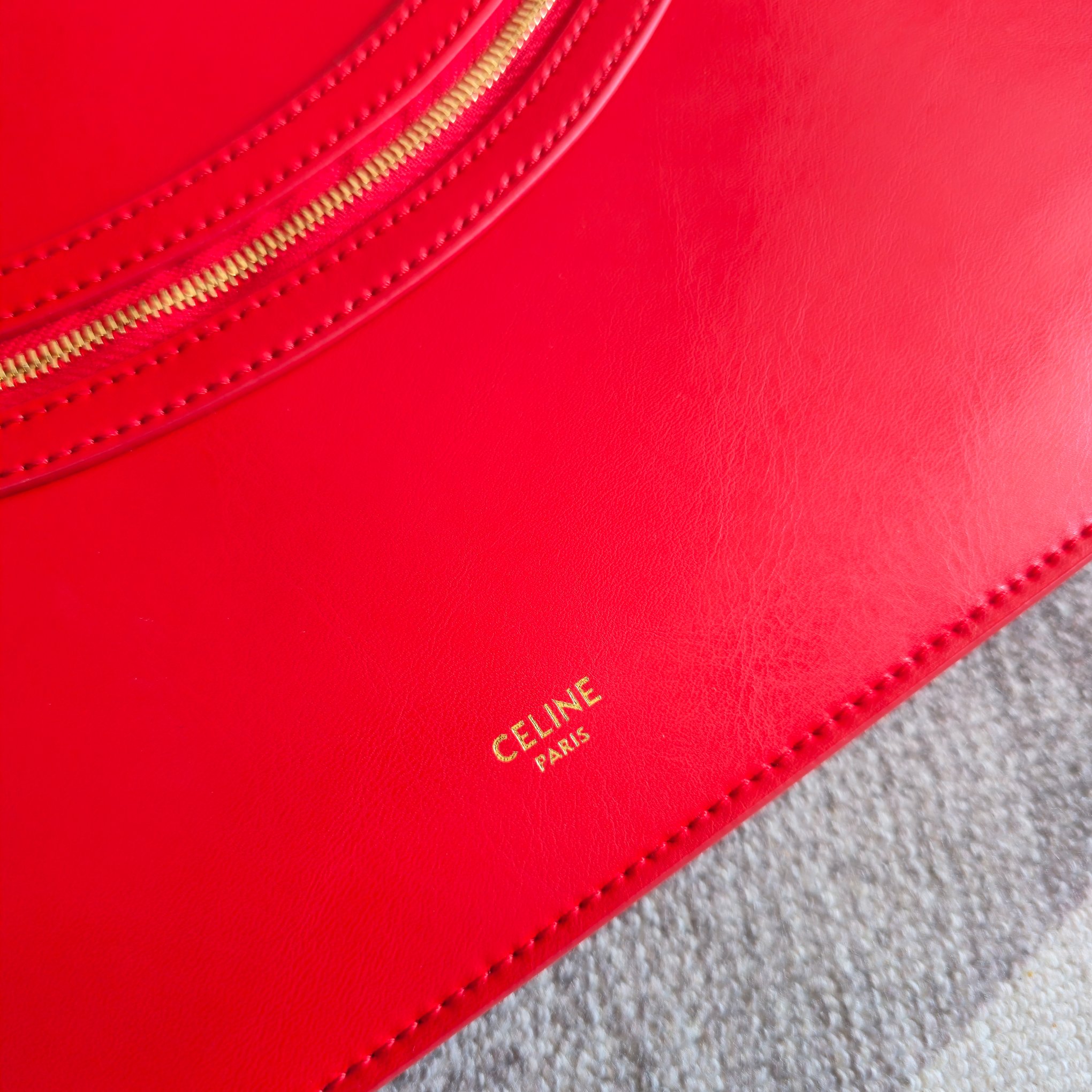 p750。 新品上线🅰️🅰️ 2026年春夏新款笑脸包. 
十几年前的 It Bag，Ce 笑脸包回归啦&hellip;&hellip;
Ce26春夏大秀，Michael Rider 将10年诞生、红极一时的&ldquo;笑脸包&rdquo;带回大众视野。
除了廓形变得更加窄长、囧脸变笑脸以外，还推出了超薄造型的 Flat Cabas 笑脸包。秀款中还有许多不同Size、配色亟待推出✅
款号：123963
颜色：白色
尺寸：44.5x31.5x0.5cm