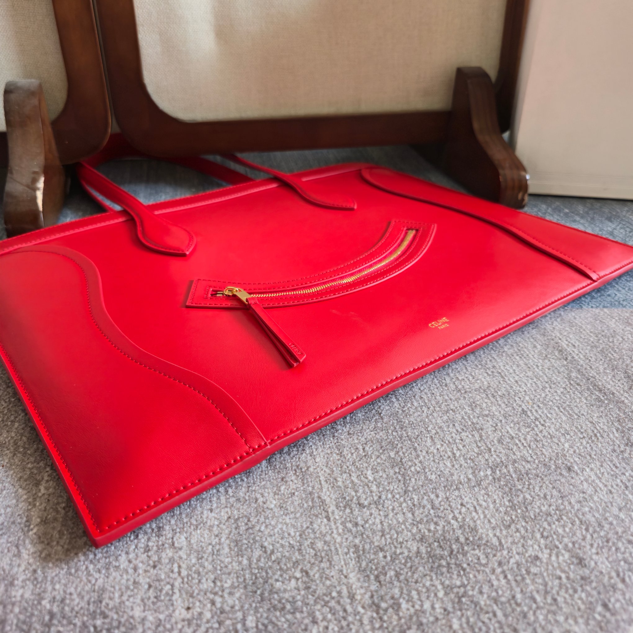 p750。 新品上线🅰️🅰️ 2026年春夏新款笑脸包. 
十几年前的 It Bag，Ce 笑脸包回归啦&hellip;&hellip;
Ce26春夏大秀，Michael Rider 将10年诞生、红极一时的&ldquo;笑脸包&rdquo;带回大众视野。
除了廓形变得更加窄长、囧脸变笑脸以外，还推出了超薄造型的 Flat Cabas 笑脸包。秀款中还有许多不同Size、配色亟待推出✅
款号：123963
颜色：白色
尺寸：44.5x31.5x0.5cm