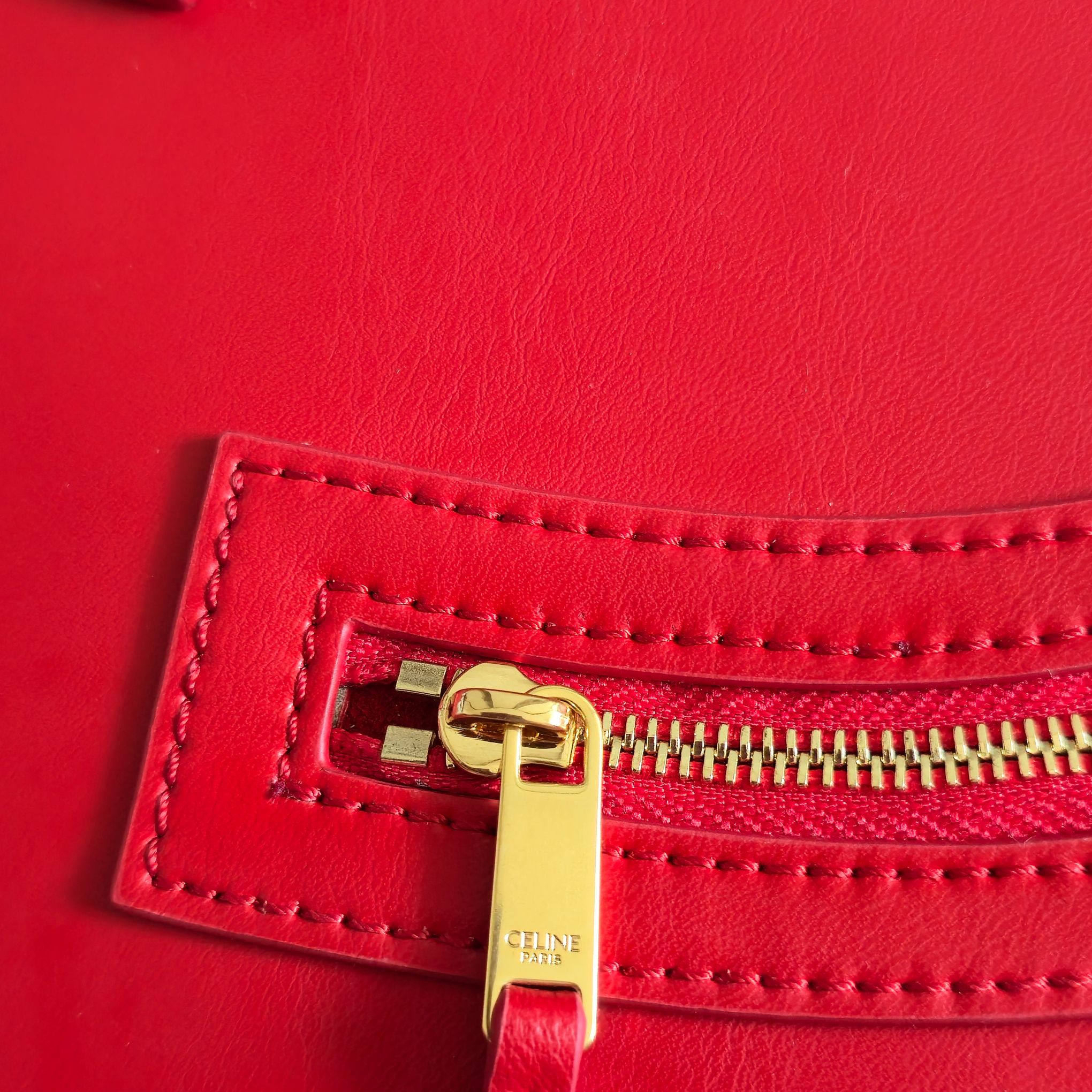 p750。 新品上线🅰️🅰️ 2026年春夏新款笑脸包. 
十几年前的 It Bag，Ce 笑脸包回归啦&hellip;&hellip;
Ce26春夏大秀，Michael Rider 将10年诞生、红极一时的&ldquo;笑脸包&rdquo;带回大众视野。
除了廓形变得更加窄长、囧脸变笑脸以外，还推出了超薄造型的 Flat Cabas 笑脸包。秀款中还有许多不同Size、配色亟待推出✅
款号：123963
颜色：白色
尺寸：44.5x31.5x0.5cm