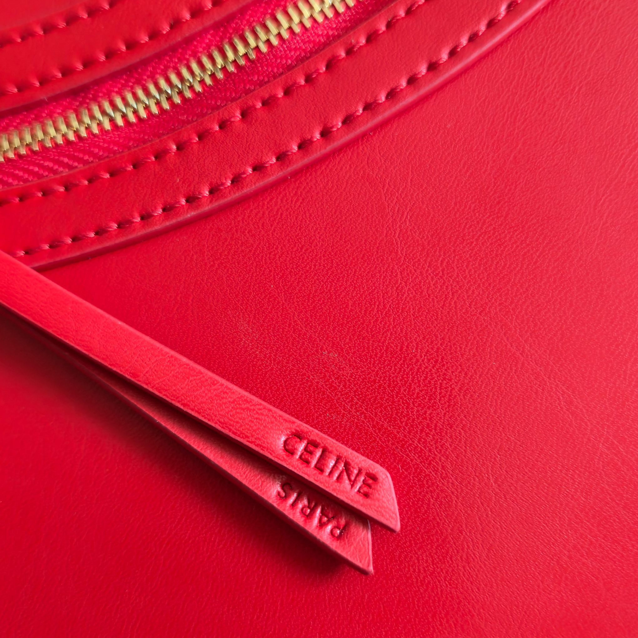 p750。 新品上线🅰️🅰️ 2026年春夏新款笑脸包. 
十几年前的 It Bag，Ce 笑脸包回归啦&hellip;&hellip;
Ce26春夏大秀，Michael Rider 将10年诞生、红极一时的&ldquo;笑脸包&rdquo;带回大众视野。
除了廓形变得更加窄长、囧脸变笑脸以外，还推出了超薄造型的 Flat Cabas 笑脸包。秀款中还有许多不同Size、配色亟待推出✅
款号：123963
颜色：白色
尺寸：44.5x31.5x0.5cm