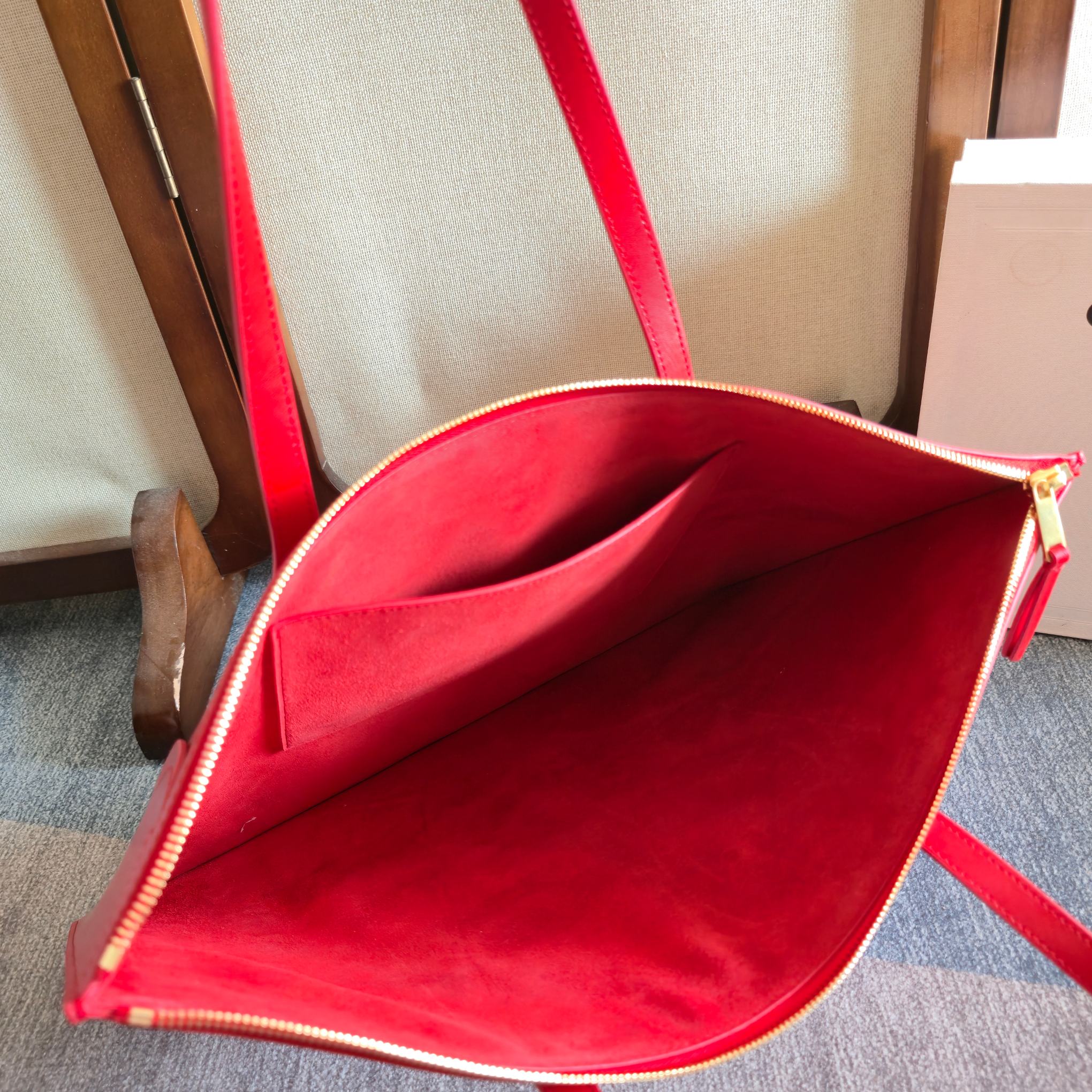 p750。 新品上线🅰️🅰️ 2026年春夏新款笑脸包. 
十几年前的 It Bag，Ce 笑脸包回归啦&hellip;&hellip;
Ce26春夏大秀，Michael Rider 将10年诞生、红极一时的&ldquo;笑脸包&rdquo;带回大众视野。
除了廓形变得更加窄长、囧脸变笑脸以外，还推出了超薄造型的 Flat Cabas 笑脸包。秀款中还有许多不同Size、配色亟待推出✅
款号：123963
颜色：白色
尺寸：44.5x31.5x0.5cm