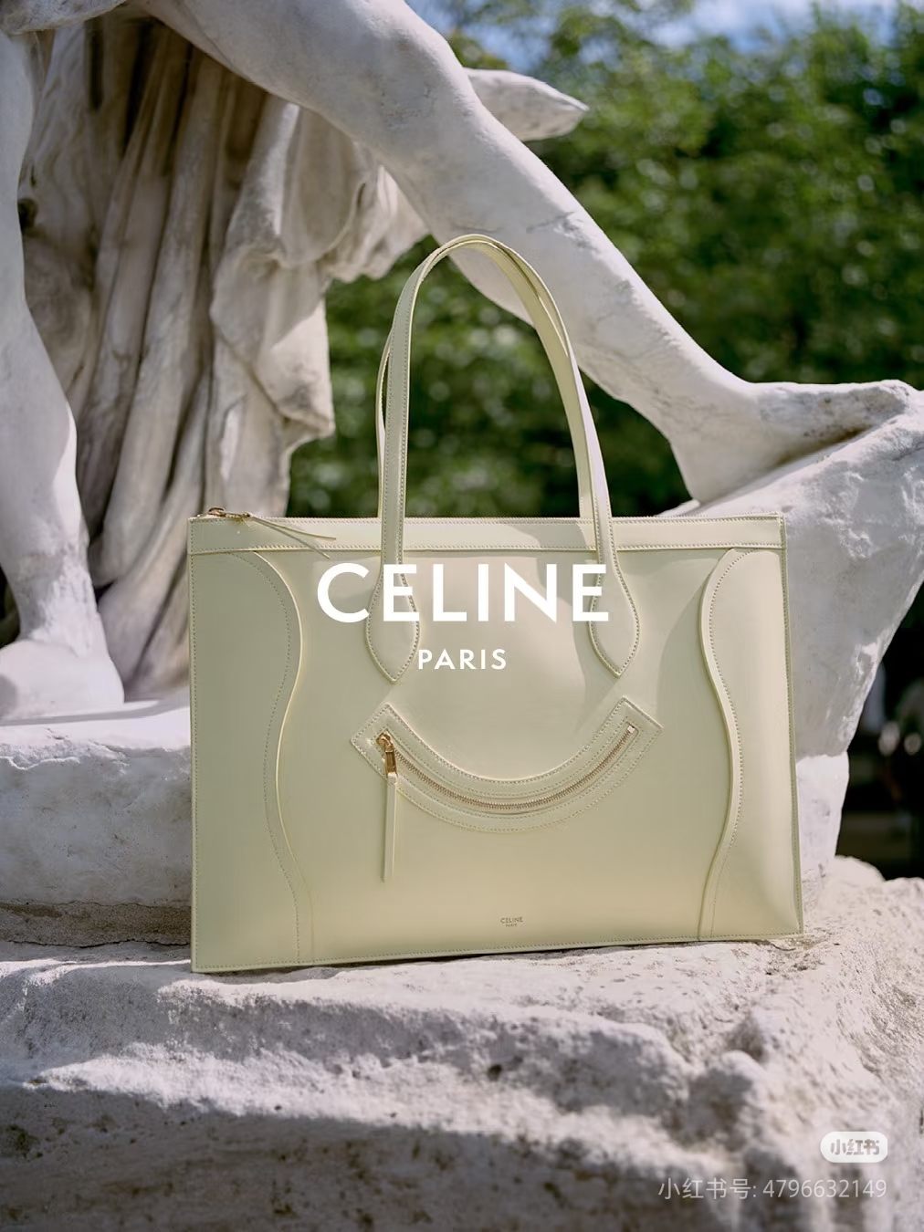 NO:639892,Celine Smiley Bag New Luggage is back, currently available in four colors: red, yellow, white and black, size 0.5*31.5*44.5CM, cowhide material, suede lining, Celine, celine, celine, cowhide, chamois leather19860909Celine笑脸包New Luggage回归目前有红黄白黑四个颜色 尺寸0.5*31.5*44.5CM 牛皮材质内里是麂皮,赛琳celine,celine,celine,cowhide,chamois leather,Bag