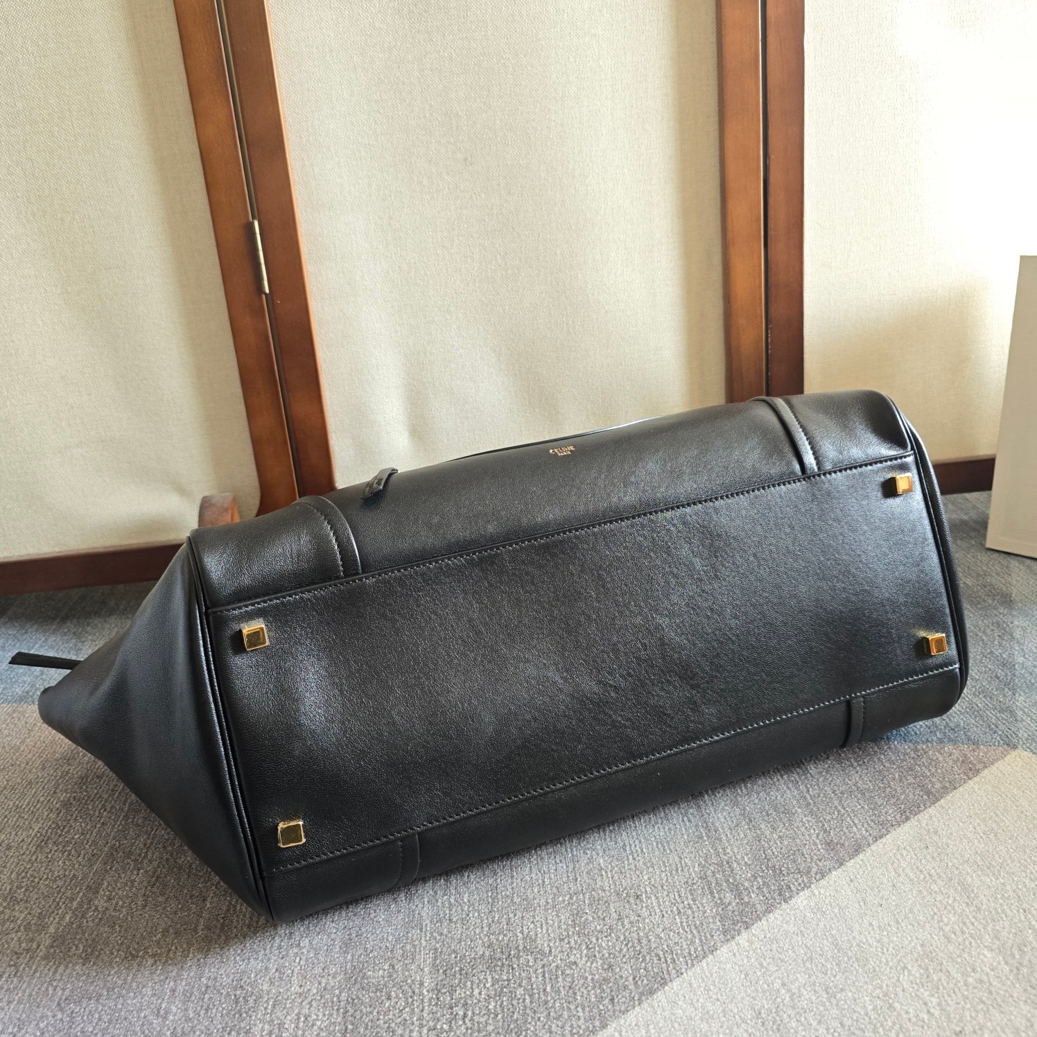 p1080。 大号44cm 新品上线 26春季系列全新笑脸包👛
😐变🙂，CE笑脸包焕新回归！
CE PRINTEMPS 2026春季系列！
NEW LAGE新版笑脸包
记忆中的经典，焕新登场！
👜轻盈的材质，摩登的线条
依旧是那个辨识度拉满的It Bag！
尽显简约利落的摩登气质。新任创意总监 Michael Rider 在2026春季首秀上让&ldquo;笑脸包&rdquo;惊喜回归，柔滑细腻且富有光泽的皮革，背缝工艺和滚边设计塑造出柔和圆润的横版轮廓，侧面拉链设计呈现独特的微笑弧度，巧妙呼应&ldquo;笑脸包&rdquo;这一美名。通过现代廓形重释经典设计，整体更加轻便百搭，呈现优雅又随性的风格！
款号：123683
颜色：黑色
尺寸：底部44x16x30cm
袋口69cm