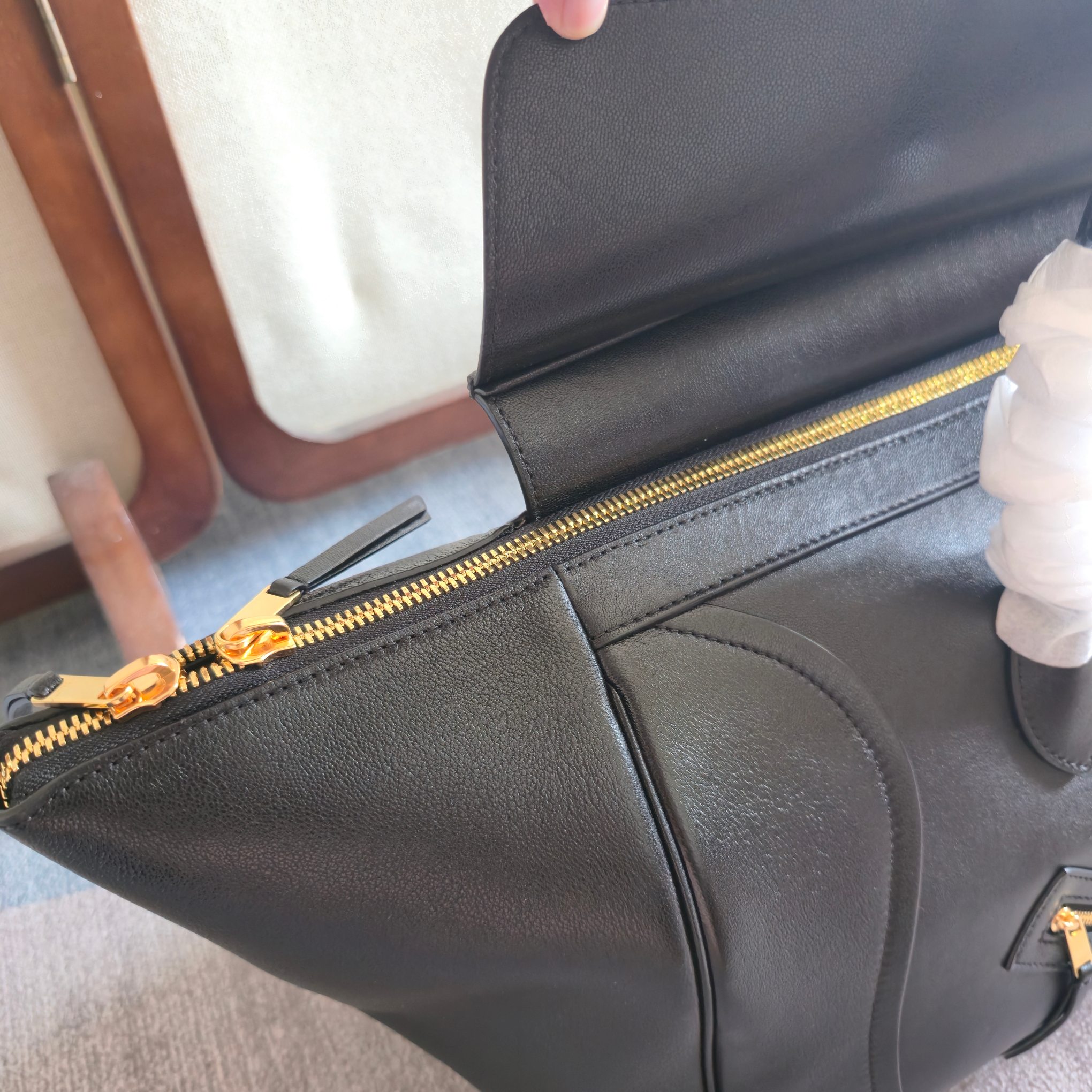 p1080。 大号44cm 新品上线 26春季系列全新笑脸包👛
😐变🙂，CE笑脸包焕新回归！
CE PRINTEMPS 2026春季系列！
NEW LAGE新版笑脸包
记忆中的经典，焕新登场！
👜轻盈的材质，摩登的线条
依旧是那个辨识度拉满的It Bag！
尽显简约利落的摩登气质。新任创意总监 Michael Rider 在2026春季首秀上让&ldquo;笑脸包&rdquo;惊喜回归，柔滑细腻且富有光泽的皮革，背缝工艺和滚边设计塑造出柔和圆润的横版轮廓，侧面拉链设计呈现独特的微笑弧度，巧妙呼应&ldquo;笑脸包&rdquo;这一美名。通过现代廓形重释经典设计，整体更加轻便百搭，呈现优雅又随性的风格！
款号：123683
颜色：黑色
尺寸：底部44x16x30cm
袋口69cm