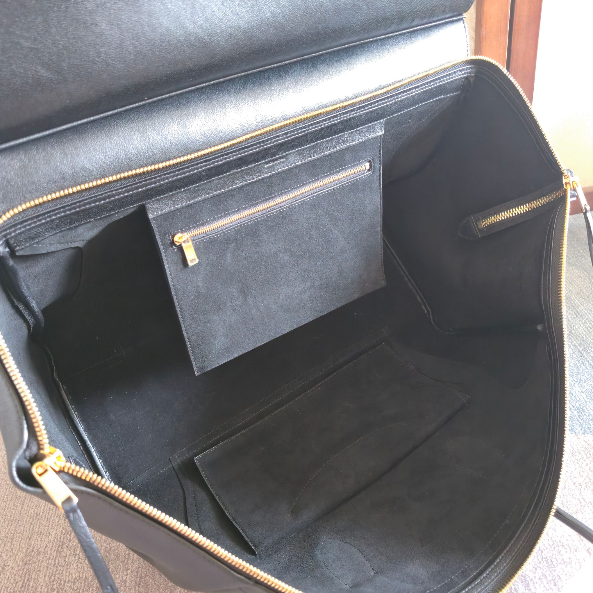 p1080。 大号44cm 新品上线 26春季系列全新笑脸包👛
😐变🙂，CE笑脸包焕新回归！
CE PRINTEMPS 2026春季系列！
NEW LAGE新版笑脸包
记忆中的经典，焕新登场！
👜轻盈的材质，摩登的线条
依旧是那个辨识度拉满的It Bag！
尽显简约利落的摩登气质。新任创意总监 Michael Rider 在2026春季首秀上让&ldquo;笑脸包&rdquo;惊喜回归，柔滑细腻且富有光泽的皮革，背缝工艺和滚边设计塑造出柔和圆润的横版轮廓，侧面拉链设计呈现独特的微笑弧度，巧妙呼应&ldquo;笑脸包&rdquo;这一美名。通过现代廓形重释经典设计，整体更加轻便百搭，呈现优雅又随性的风格！
款号：123683
颜色：黑色
尺寸：底部44x16x30cm
袋口69cm