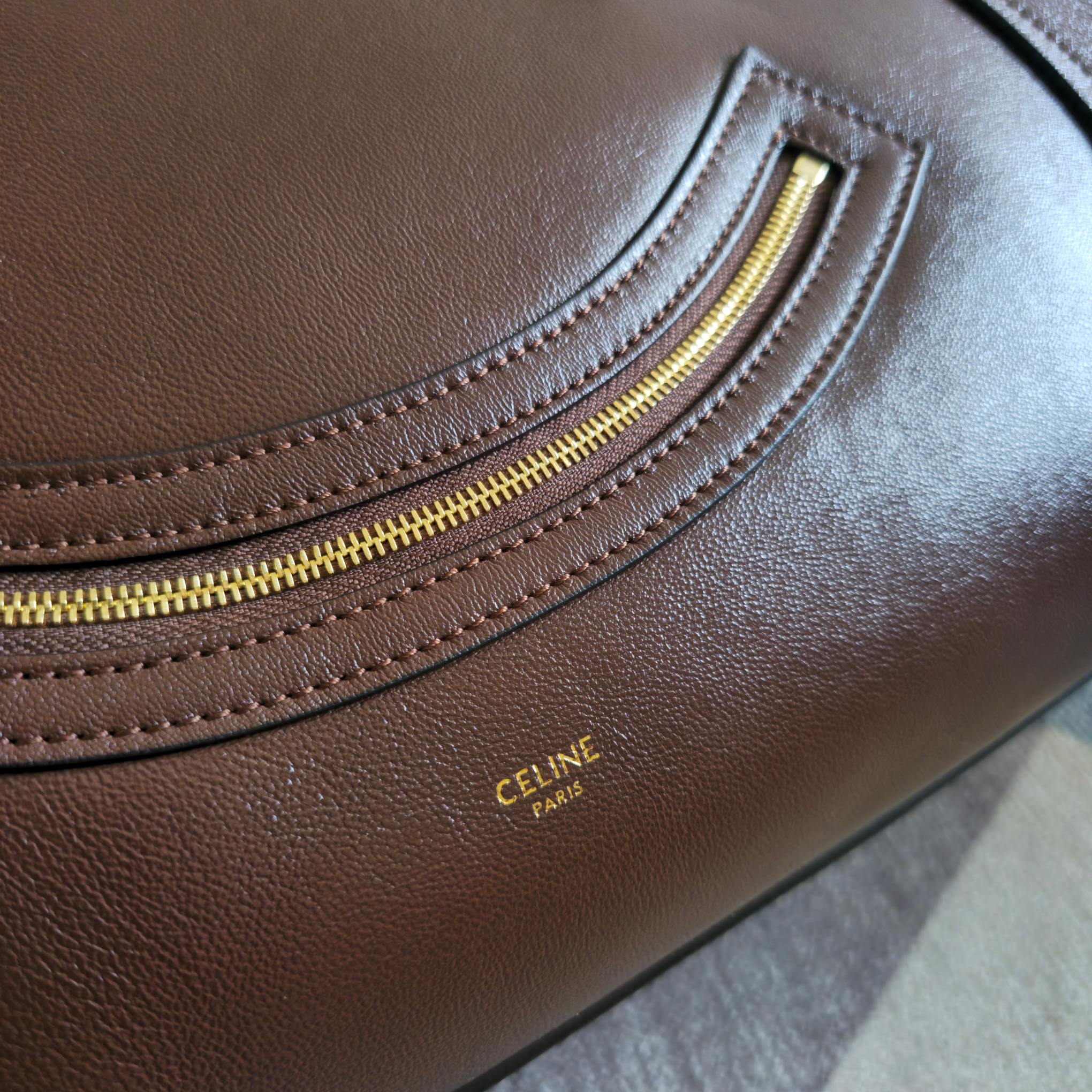 p1080。 大号44cm 新品上线 26春季系列全新笑脸包👛
😐变🙂，CE笑脸包焕新回归！
CE PRINTEMPS 2026春季系列！
NEW LAGE新版笑脸包
记忆中的经典，焕新登场！
👜轻盈的材质，摩登的线条
依旧是那个辨识度拉满的It Bag！
尽显简约利落的摩登气质。新任创意总监 Michael Rider 在2026春季首秀上让&ldquo;笑脸包&rdquo;惊喜回归，柔滑细腻且富有光泽的皮革，背缝工艺和滚边设计塑造出柔和圆润的横版轮廓，侧面拉链设计呈现独特的微笑弧度，巧妙呼应&ldquo;笑脸包&rdquo;这一美名。通过现代廓形重释经典设计，整体更加轻便百搭，呈现优雅又随性的风格！
款号：123683
颜色：深棕色
尺寸：底部44x16x30cm
袋口69cm