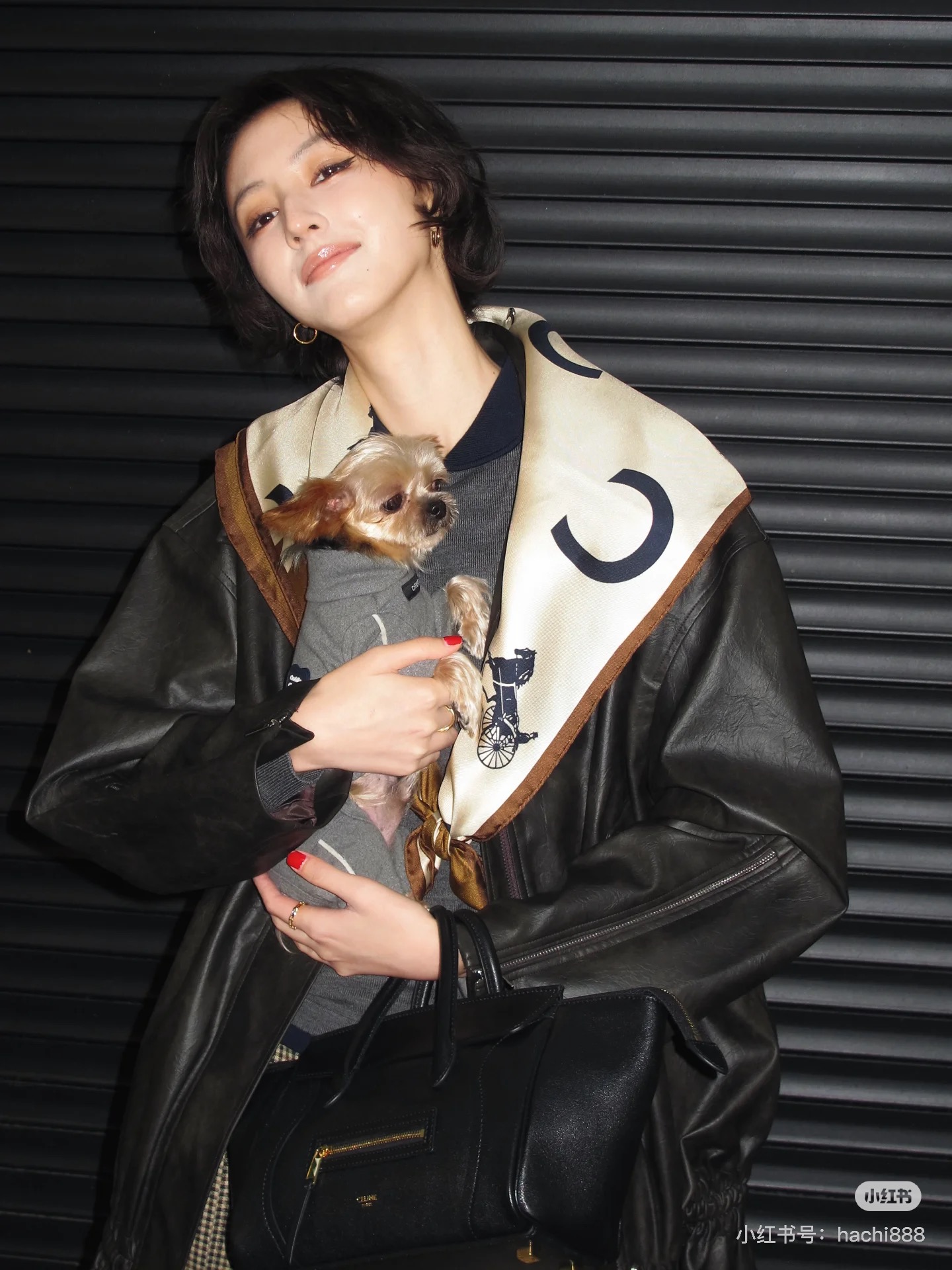NO:853300,Carrying Celine's New Luggage smiley face bag for walking on the street. The sheepskin material is soft and light. The new Celine has become more fashionable and casual. I feel that there is an elegant sense of relaxation all over my body today. I praise myself, Celine [price by volume], celine, celine, sheepskin19860909背Celine 的New Luggage笑脸包上街溜达羊皮革材 质柔软又轻便,新的 Celine变得更时髦和随性了.感觉 今天浑身上下都透着优雅的松弛感,赞美我自己,赛琳【跑量价】,celine,celine,sheepskin,Bag