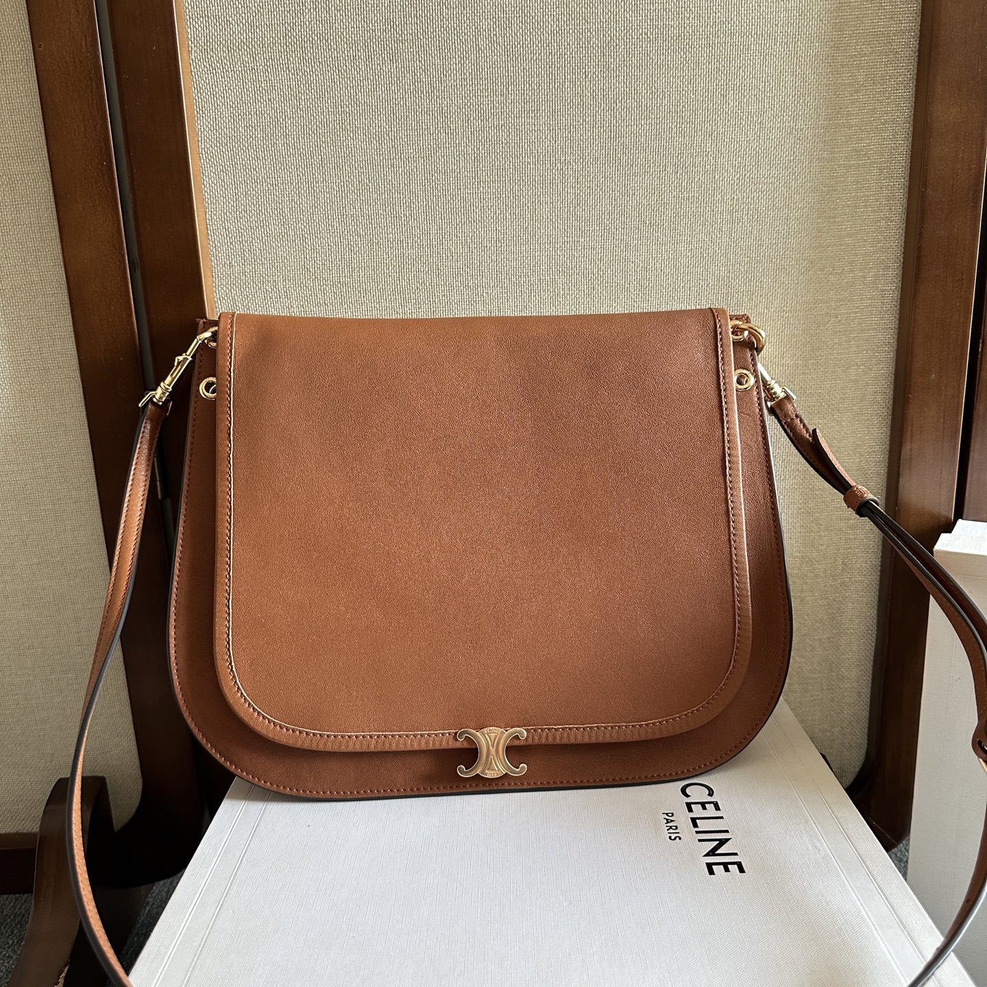 NO:853149,A Besace handbag, the latest Soft Triome Besace. The recently popular Soft Triome Besace is a new style for the spring and summer of 2026, focusing on a 'lazy and fashionable' feeling. Bag design: Compared with the classic half-moon bag, this Besace is more square. The box-shaped structure makes it look more rigid and has a larger capacity. It can easily hold a folding umbrella, a thermos cup and a bag.  Material and feel: Made of soft natural grained shiny lambskin, it has a delicate feel and is very light in weight, so it is not burdensome to carry. Practical details: There is a zipper pocket on the back of the bag, which can be used to store keys or keys, which is very convenient. The magnetic buckle is low-key, with the Triome emblem, and has a crisp 'click' sound when opening and closing. Various carrying methods: equipped with a detachable and adjustable shoulder strap, which can be worn on the shoulder, crossbody, or  It can be carried hand-held, and it looks like a French lady when paired with a suit. Style number: 123632 Size: 32x2x26cm (with original packaging), Celine [price based on quantity], celine, business suit, sheepskin19860909A Besace手袋 最新款 Soft Triome Besace 最近很火的Soft Triome Besace是2026春夏的新款,主打一 个“慵懒时髦”的感觉. 包型设计:相比经典的半月包,这款 Besace 更加方正一些, 箱型结构让它看起来更挺括,容量也更大,能轻松装下折叠伞、 保温杯和包. 材质与手感:采用柔软的天然粒面亮泽小羊皮,手感细腻,自 重很轻,背起来没有负担. .实用细节:包身背面有一个拉链口袋,可以放或钥匙,非常方 便.磁吸扣是低调的, Triome徽记,开合时有清脆的“咔哒”声. 背法多样:配有可拆卸和可调节的肩带,可以单肩、斜挎,也 可以手提,搭配西装很有法式小姐姐的感觉. 款号: 123632 尺寸:32x2x26cm (配原版包装》,赛琳【跑量价】,celine,business suit,sheepskin,Bag