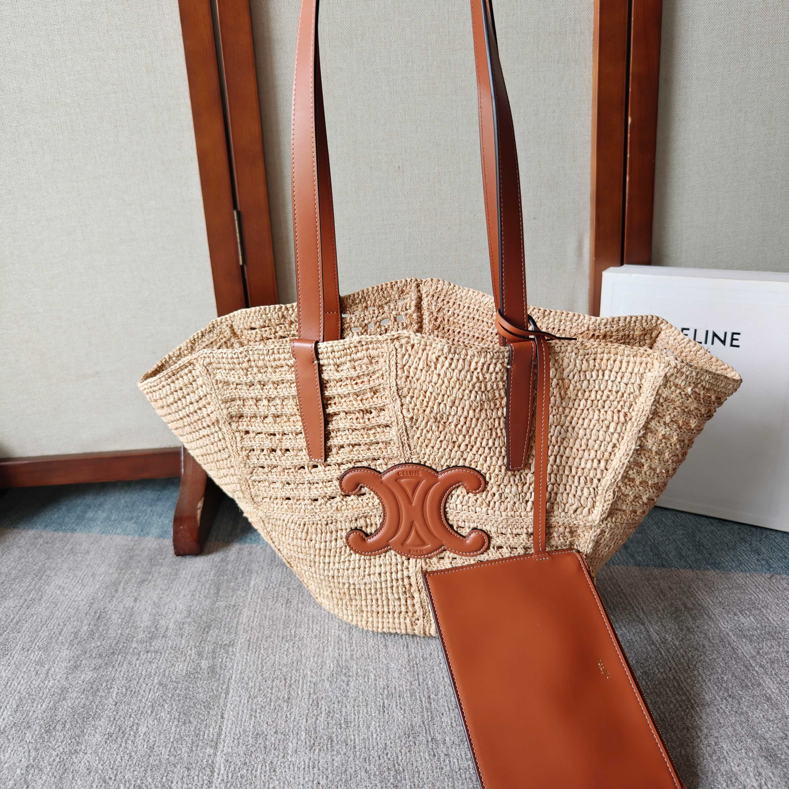 NO:940294,CE～LINE natural plant material and cow leather medium woven TRIOMPHE classic basket bag. Midsummer belongs to straw bags. Each natural grass woven vegetable basket is purely handmade. Ce line girl's summer. I can't get enough of the holiday style. I like this unique leisure holiday feeling. The warm beige color is like the beach in the early morning. It gives people a calm and warm feeling. The spacious and practical bag body is matched with the three-dimensional Arc de Triomphe. It cleverly combines high-end tonality. The upper body looks great!  The photos are also great!  Note: Hand-woven handbags, each piece is unique. Size and shape may vary slightly. Natural plant materials, cowhide leather binding, unlined, gold finish, shoulder strap, 1 main compartment, 1 internal removable leather zipper pocket, shoulder strap length 35 cm, size 23.31.17 cm Model 119682, Celine [price], celine, espadrilles, cowhide19860909CE～LINE 天然植物材料和牛皮革中号编织TRIOMPHE经典提篮包 盛夏是属于草编包的 天然草编织菜篮子每一只都是纯手工编制 Ce line 女孩的夏天 爱不够的假日风 ～喜欢这种与众不同的悠闲假日感～温润的米色调宛如初晨的沙滩 给人平静温馨的感觉宽敞实用的包身搭配上立体凯旋门 巧妙融合高级调性～ 上身巨好看！拍照也超级出片！ 注手工编织手袋,每件作品皆别具一格.尺寸和造型可能稍有差异. 天然植物材料,牛皮革包边,无衬里,金色饰面,肩背,1个主隔层,1个内侧可拆卸皮革拉链口袋,肩带长35 cm 尺寸23.31.17 cm 型号119682,赛琳【跑量价】,celine,espadrilles,cowhide,Bag