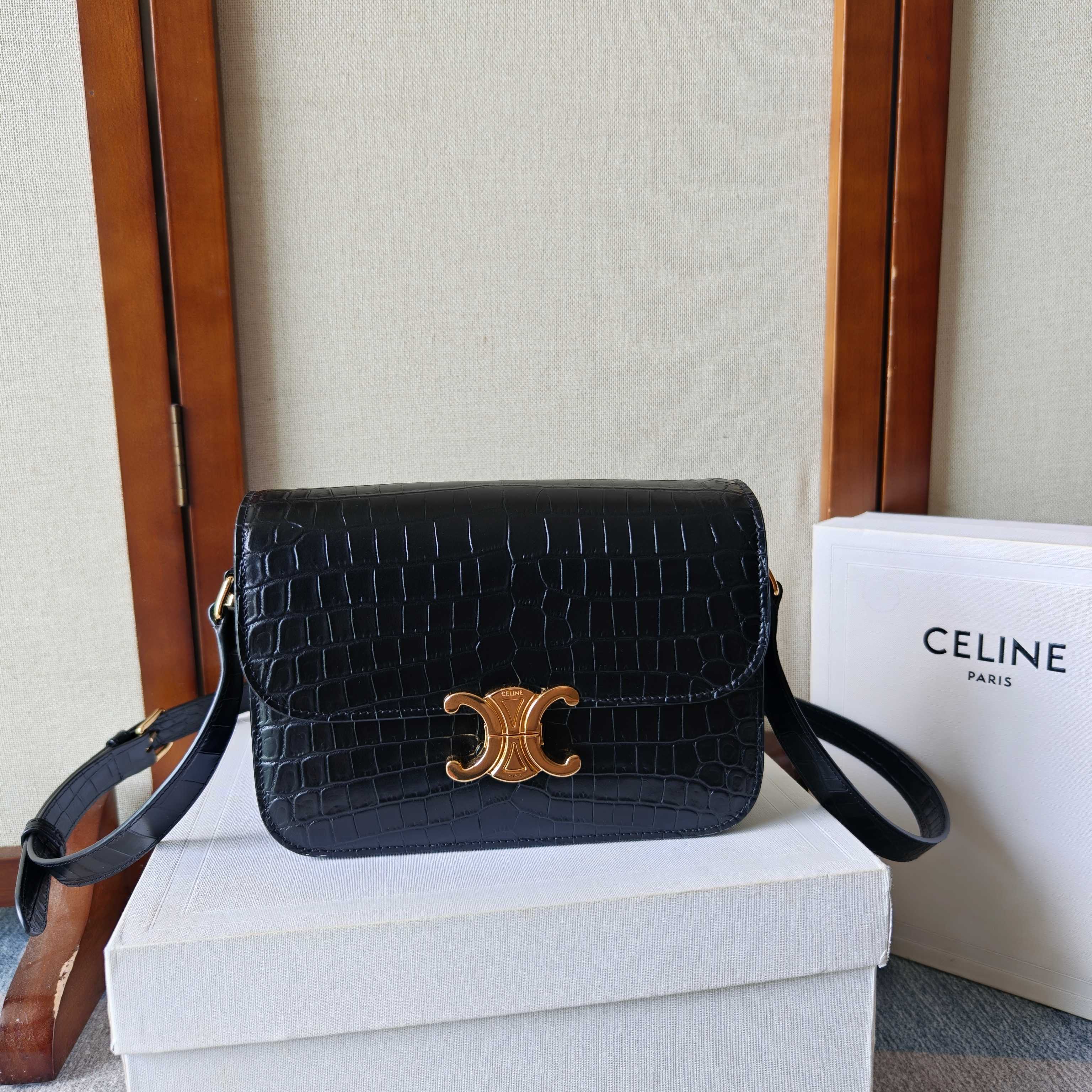 NO:852993,(Upgraded version) Triomphe_New classic The definition of the new concept of the Arc de Triomphe Adds elements of Paris Retro style Noble temperament Recognized by the fashion field Loved by many stars Classic re-innovation Reshape the classic buckle exquisite design Very in line with the fashion cutting-edge crocodile pattern leather lining Pure sheepskin Size 22.5-16.5-7.5 Style number 187363 (with original packaging), Celine [price in volume], celine, sheepskin19860909(升级版)Triomphe_新经典 凯旋门新理念的定义 添加巴黎的元素 复古风调 高贵的气质 被时尚领域再度认知 超多明星的热爱款 经典再创新 再次重塑经典包扣精致设计 很符合时尚前沿鳄鱼纹皮内里纯羊皮 尺寸22.5-16.5-7.5 款号187363 (配原版包装),赛琳【跑量价】,celine,sheepskin,Bag