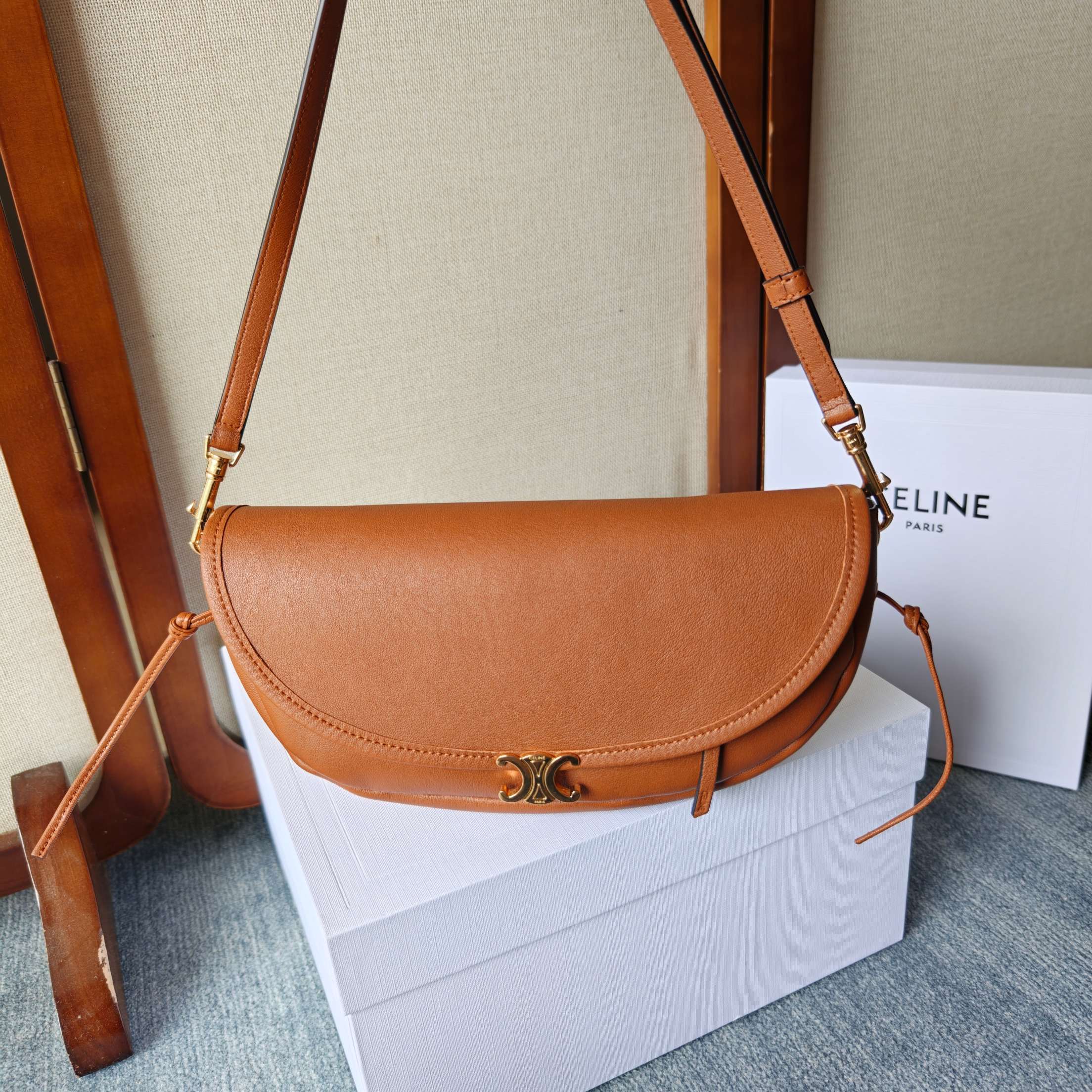 NO:853208,CE Halfmoon mini bag has arrived. Imported sheepskin, all-steel hardware, the iconic Triomhe magnetic buckle has been miniaturized and integrated into the bag body in a more restrained form. Two bag types - clamshell Besace and curved Half Moon, are very light in weight and come with a full set of packaging. Style number 103737, size 25*13*5, Celine [price based on volume], celine, sheepskin19860909CE Halfmoon 半月包mini到货 进口羊皮,全钢五金,标志性Triomhe磁吸式扣饰经过微缩设计,以更加内敛的形式融入包体.两种包型——翻盖Besace与弧形Half Moon,自重很轻,配全套包装 款号103737 尺寸25*13*5,赛琳【跑量价】,celine,sheepskin,Bag