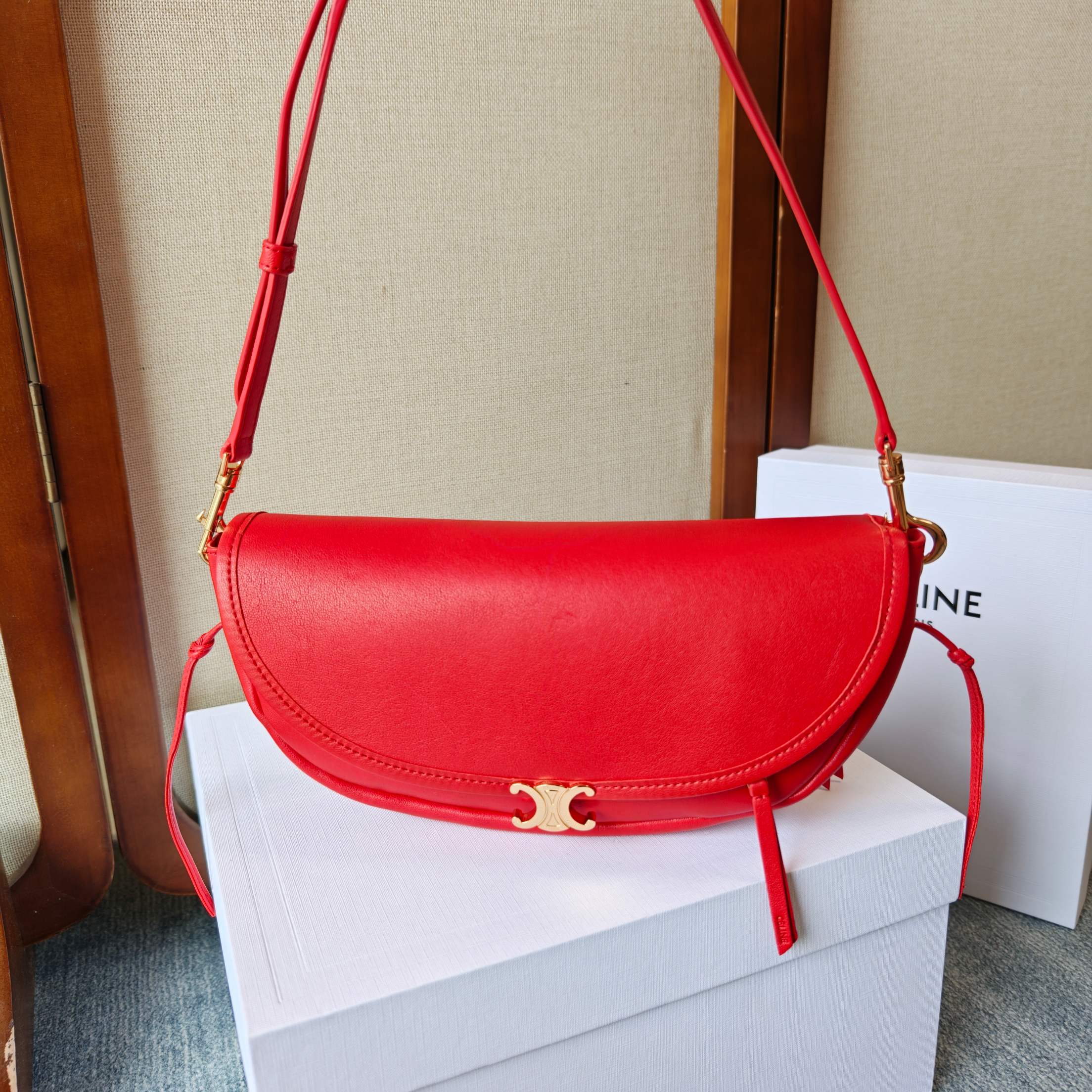 NO:853218,CE Halfmoon mini bag has arrived. Imported sheepskin, all-steel hardware, the iconic Triomhe magnetic buckle has been miniaturized and integrated into the bag body in a more restrained form. Two bag types - clamshell Besace and curved Half Moon, are very light in weight and come with a full set of packaging. Style number 103737, size 25*13*5, Celine [price based on volume], celine, sheepskin19860909CE Halfmoon 半月包mini到货 进口羊皮,全钢五金,标志性Triomhe磁吸式扣饰经过微缩设计,以更加内敛的形式融入包体.两种包型——翻盖Besace与弧形Half Moon,自重很轻,配全套包装 款号103737 尺寸25*13*5,赛琳【跑量价】,celine,sheepskin,Bag