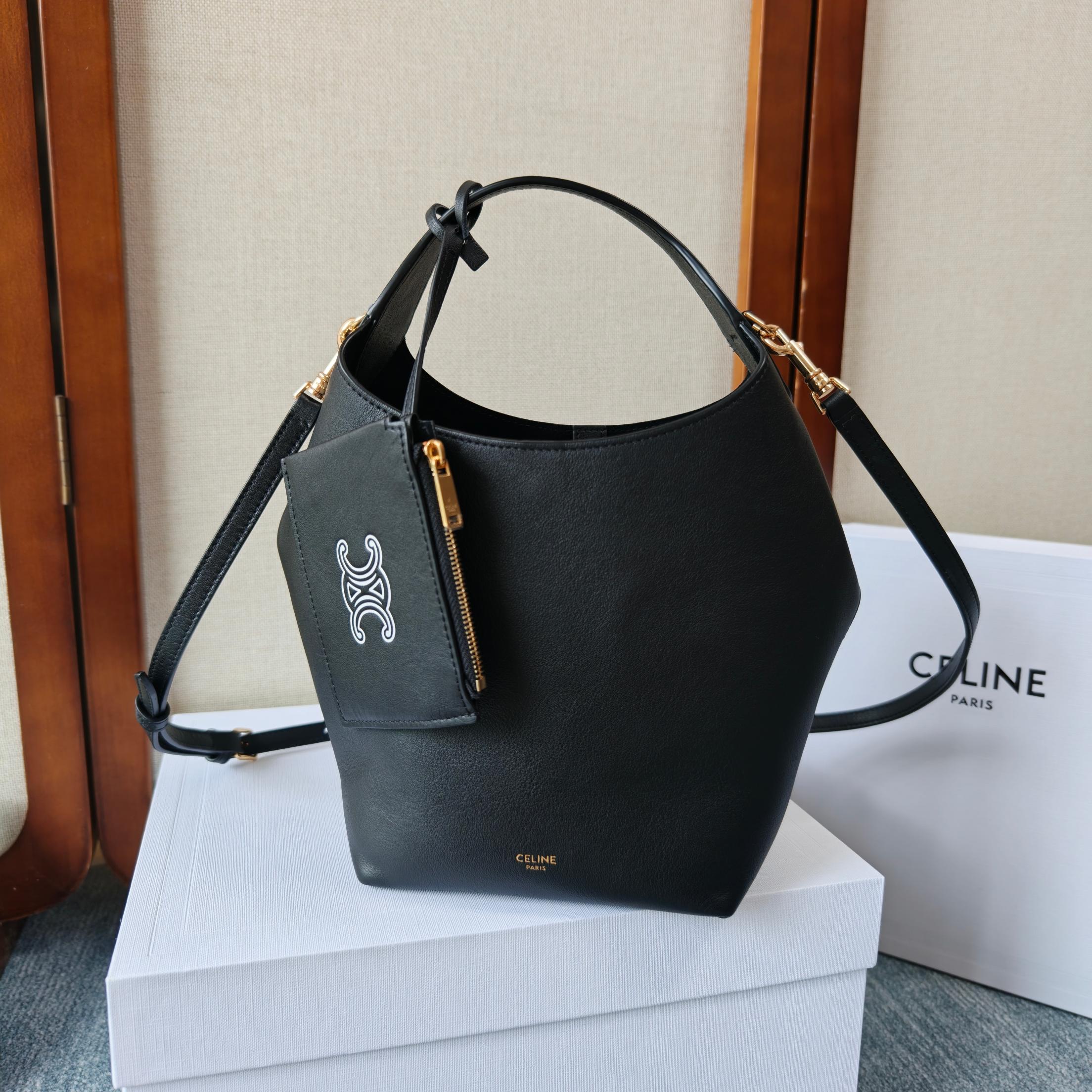 NO:857044,CELINE's new Teen Hobo measures 18x31x6 cm and comes with a small coin purse 11×8cm. The maximum shoulder strap length is 43.5CM and the minimum is 35CM. Functional handbag or crossbody. Snap button & built-in detachable zipper bag. Model 110113 (with original packaging), Celine [price in volume], celine, celine, wallets19860909CELINE新款Teen Hobo 尺寸18x31x6 cm 附一个小零钱包 11×8cm 肩带长度最大43.5CM最小35CM 功能性手提或斜挎 按扣&内置可拆卸拉链包 型号110113（配原版包装）,赛琳【跑量价】,celine,celine,wallets,Bag