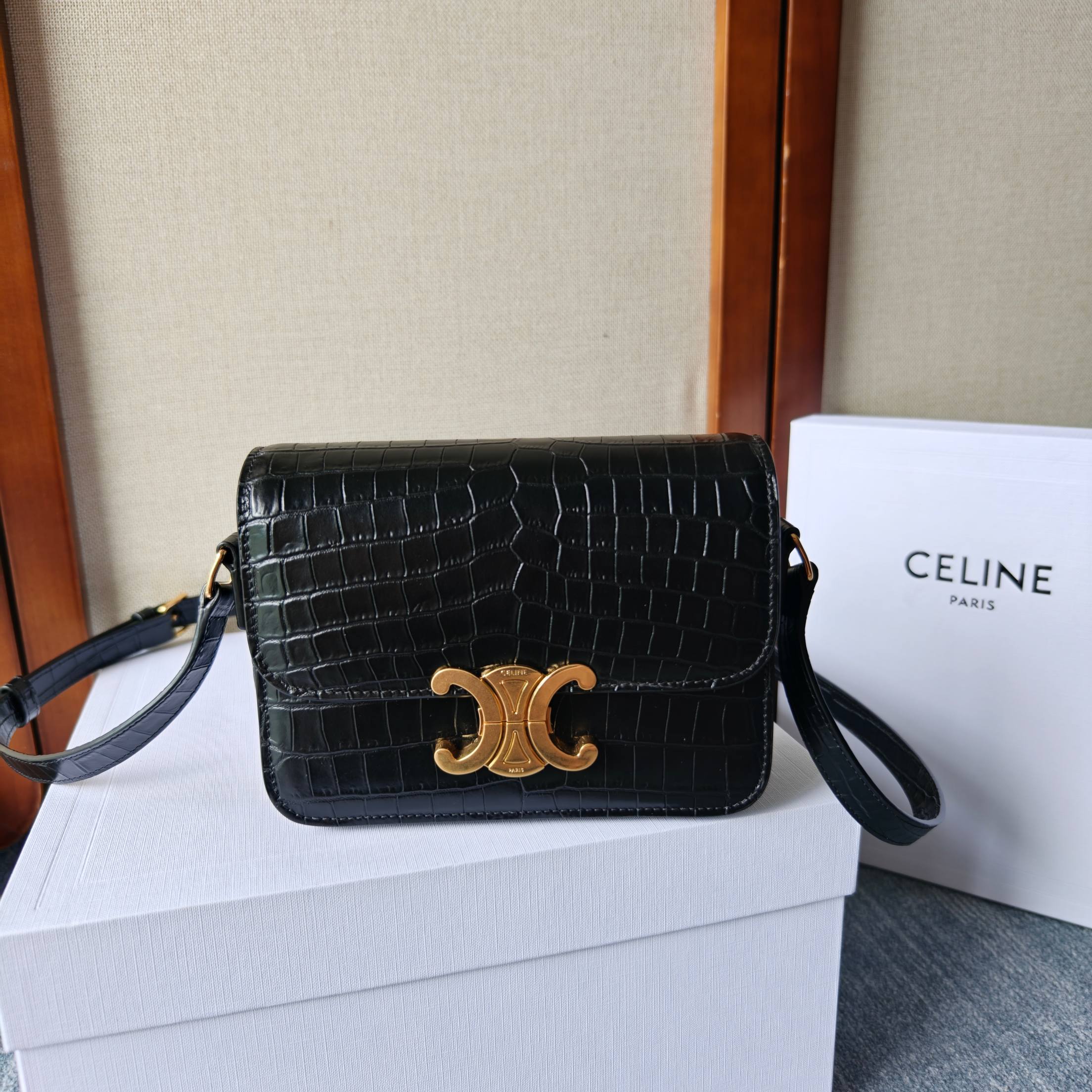 NO:853204,[TEEN TRIOMPHE BAG] A classic and tasteful work that didn’t look good when it first came out, but after time has passed, no one can escape the law of true fragrance. I’m talking about this TEEN TRIOMPHE Arc de Triomphe from C’s house!  Created the most iconic LOGO of the C family in the new era, the double C Arc de Triomphe buckle!  The entire bag is embellished with a Arc de Triomphe buckle. The body of the bag is made of imported cowhide with a fine crocodile pattern. The interior is designed with sheep partitions. There is no need to consider the capacity issue. It is enough!  The length of the shoulder strap can be adjusted to meet the various needs of babies!  It’s a perfect one, grab it now!  Size 18.5*14*5cm; model 188423, Celine [price based on volume], celine, chanel, cowhide19860909【TEEN TRIOMPHE BAG】经典有品味的作品就是刚出的时候觉得不咋地,但是经过时间的沉淀,让众人都逃不过真香法则,说的就是这款C家的TEEN TRIOMPHE 凯旋门！开创了C家新时代最具标志性的LOGO,双C凯旋门扣！整个包以凯旋门扣作为点缀,包身采用细鳄鱼纹纹理的进口牛皮,内里采用羊隔做皮层设计,容量问题不用考虑,够够的！肩带可调节长短,满足宝宝们各种使用需求！堪称完美的一款,赶紧收入囊中吧！尺寸18.5*14*5cm；型号188423,赛琳【跑量价】,celine,chanel,cowhide,Bag