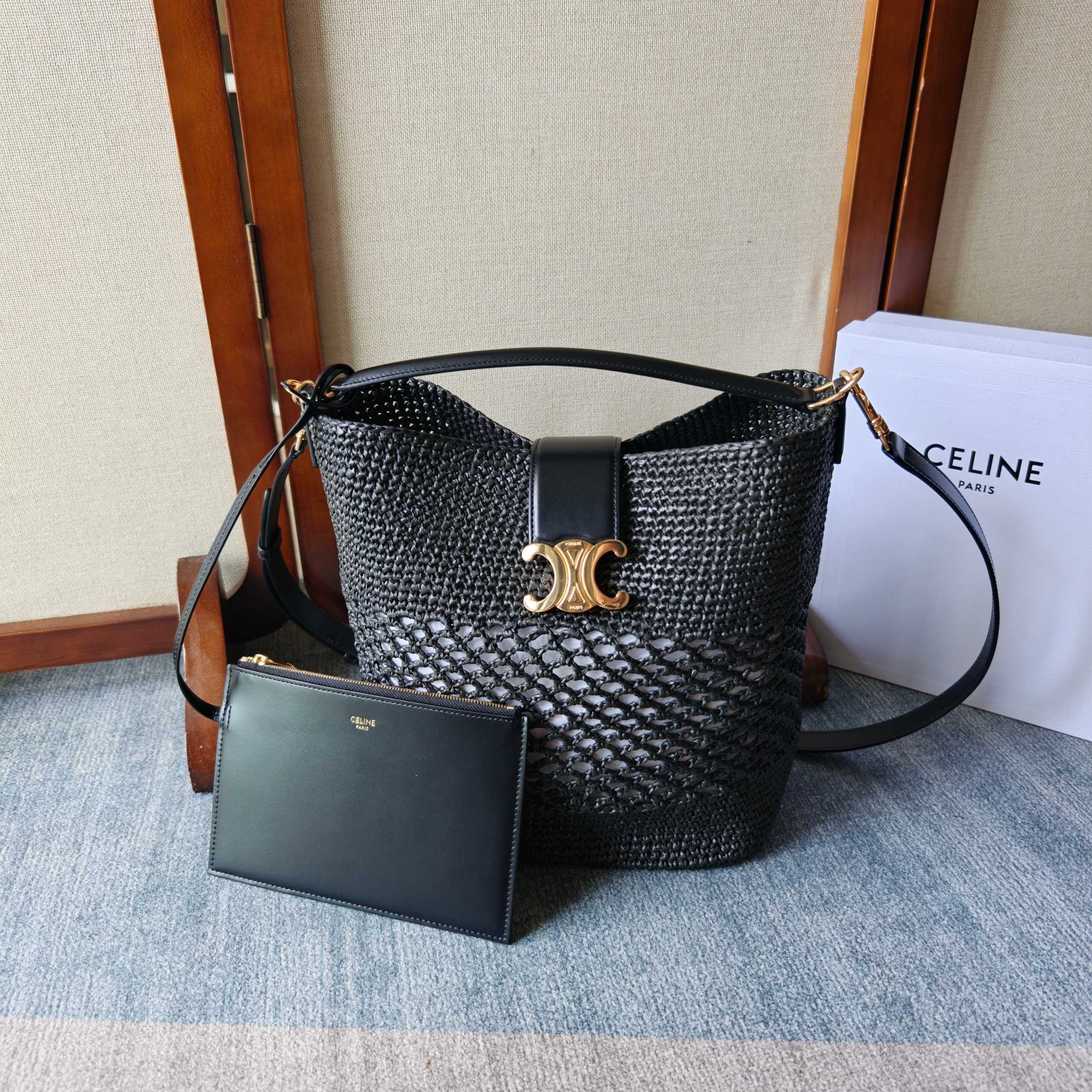 NO:853284,~ New arrival ~ online ce new woven model ~ small bucket bag plant material, cow leather edge unlined gold finish hand-held, shoulder and cross-body leather flap with triomphe magnetic closure 1 main compartment 1 leather handle, length 2.76 inches (7 cm) Detachable and adjustable shoulder strap, minimum length 19 inches (48 cm), maximum length 21 inches (53.5 cm)  Style number: 116613 (original packaging) size 24x25x16, Celine [price based on volume], celine, cowhide19860909～ 新品～上线  ce 新款编织款～小号 水桶包 植物材料,牛皮革包边无衬里金色饰面 手提、肩背和斜挎 皮革翻盖,配triomphe磁扣1个主隔层 1个皮革提手,长度2.76英寸(7厘米) 可拆卸和可调节肩带,最小长度19英寸(48厘米),最大长度21英寸(53.5厘米) 款号:116613（原版包装） 尺寸24x25x16,赛琳【跑量价】,celine,cowhide,Bag