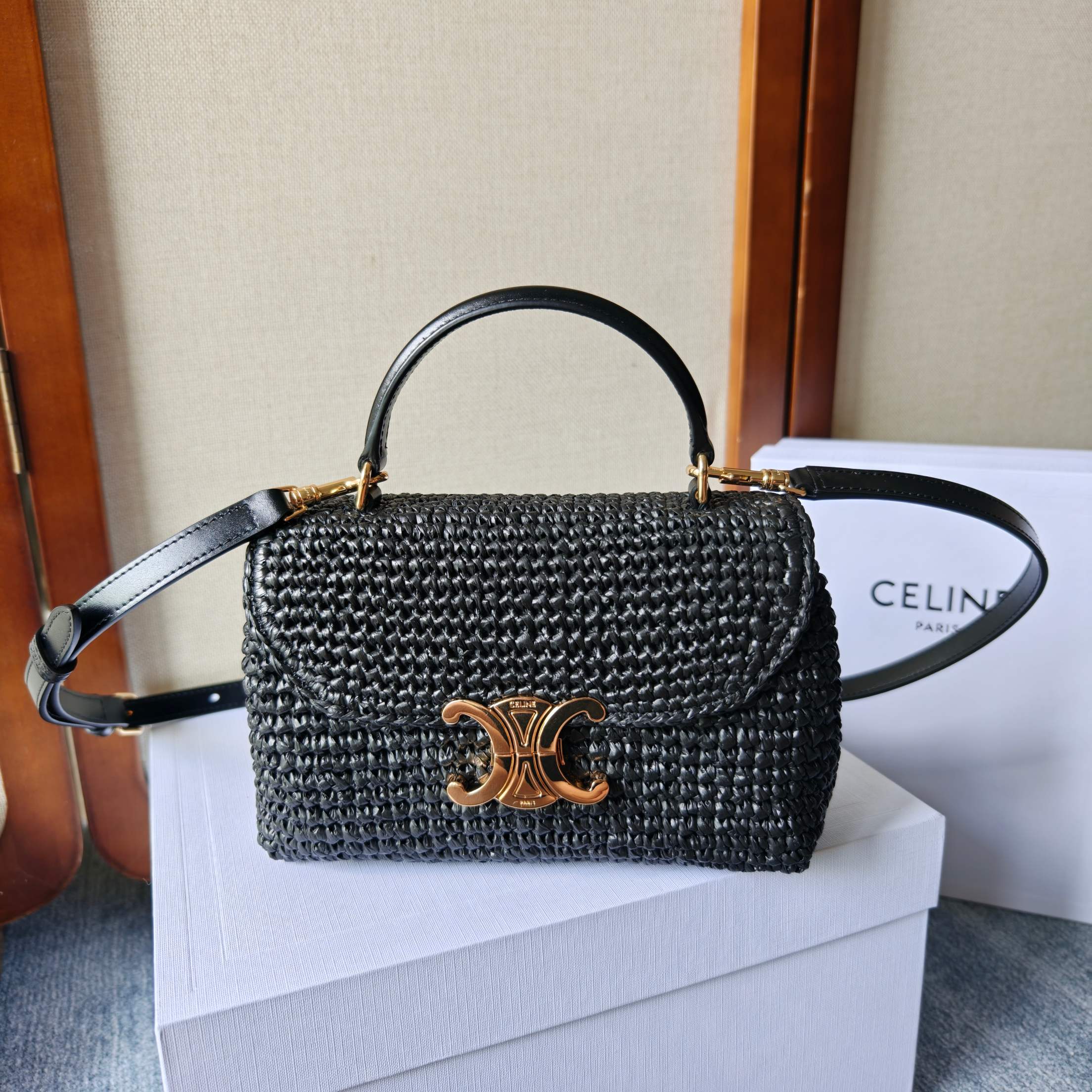 NO:853306,New products launched: CELINE TEEN NINO woven handbag, new Arc de Triomphe bag, full of high-end feel!  Simple and exquisite silhouettes, etc... all exude an unparalleled sense of luxury. The lines of Kelly's classic shape are simple and elegant, without unnecessary decoration, showing aesthetic charm. Style No. 118113, size 20.5x13x8, Celine [price based on quantity], celine, celine19860909新品上线 CELINE TEEN NINO编织手袋 新款凯旋门收袋 满满高级感！ 简约精致的轮廓 等等…都散发着无与伦比的高级感 kelly经典造型的线条简洁大方 无需多余的装饰 都即显审美魅力 款号118113 尺寸20.5x13x8,赛琳【跑量价】,celine,celine,Bag
