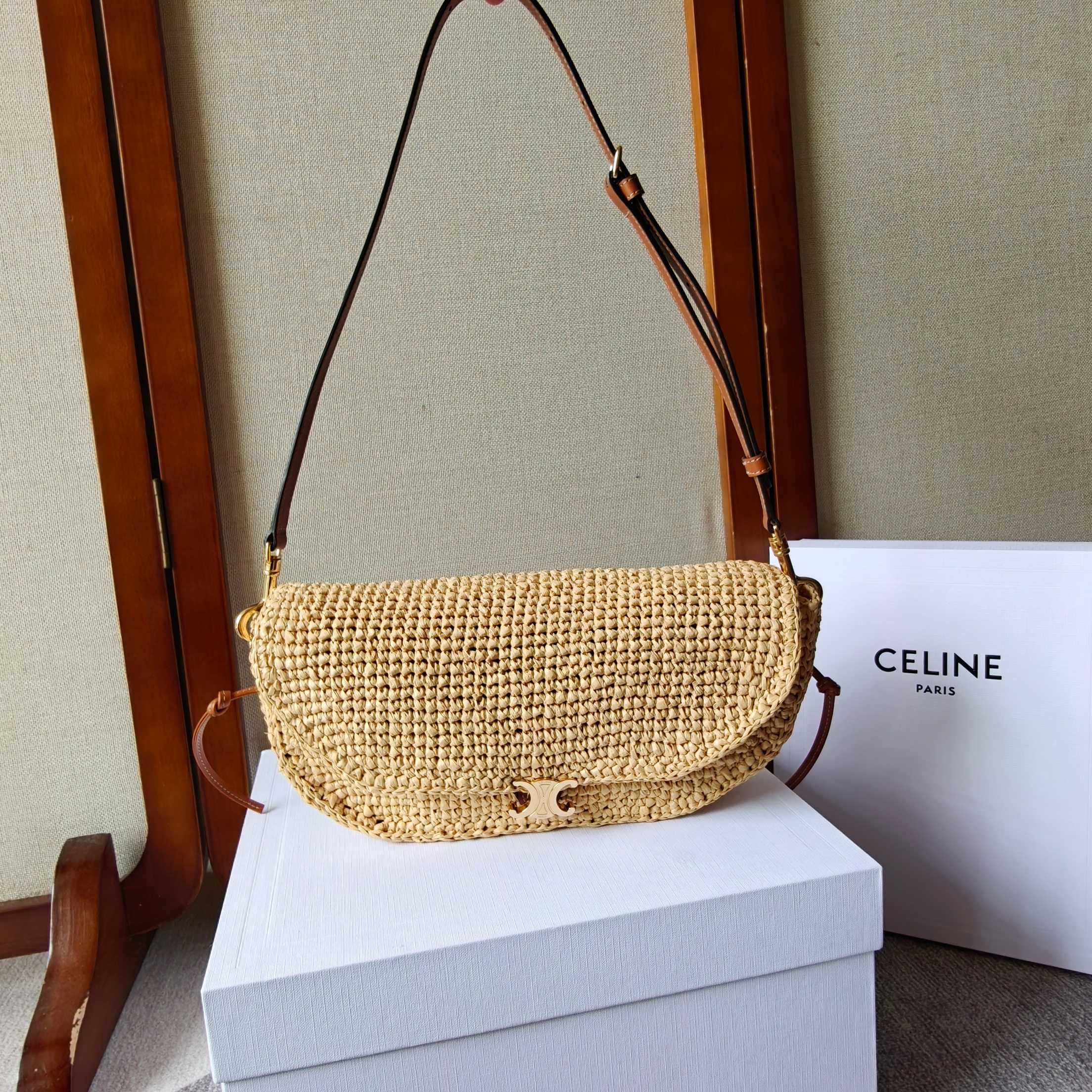 CE Halfmoon raffia woven bag 🛍️mini arrived✅
All-steel hardware, the iconic Triomphe magnetic buckle has been miniaturized and integrated into the bag body in a more restrained form. Two types of bags - clamshell Besace and curved Half Moon, very light in weight and come with complete packaging📦
Style number: 103737
Size: 25*13*5