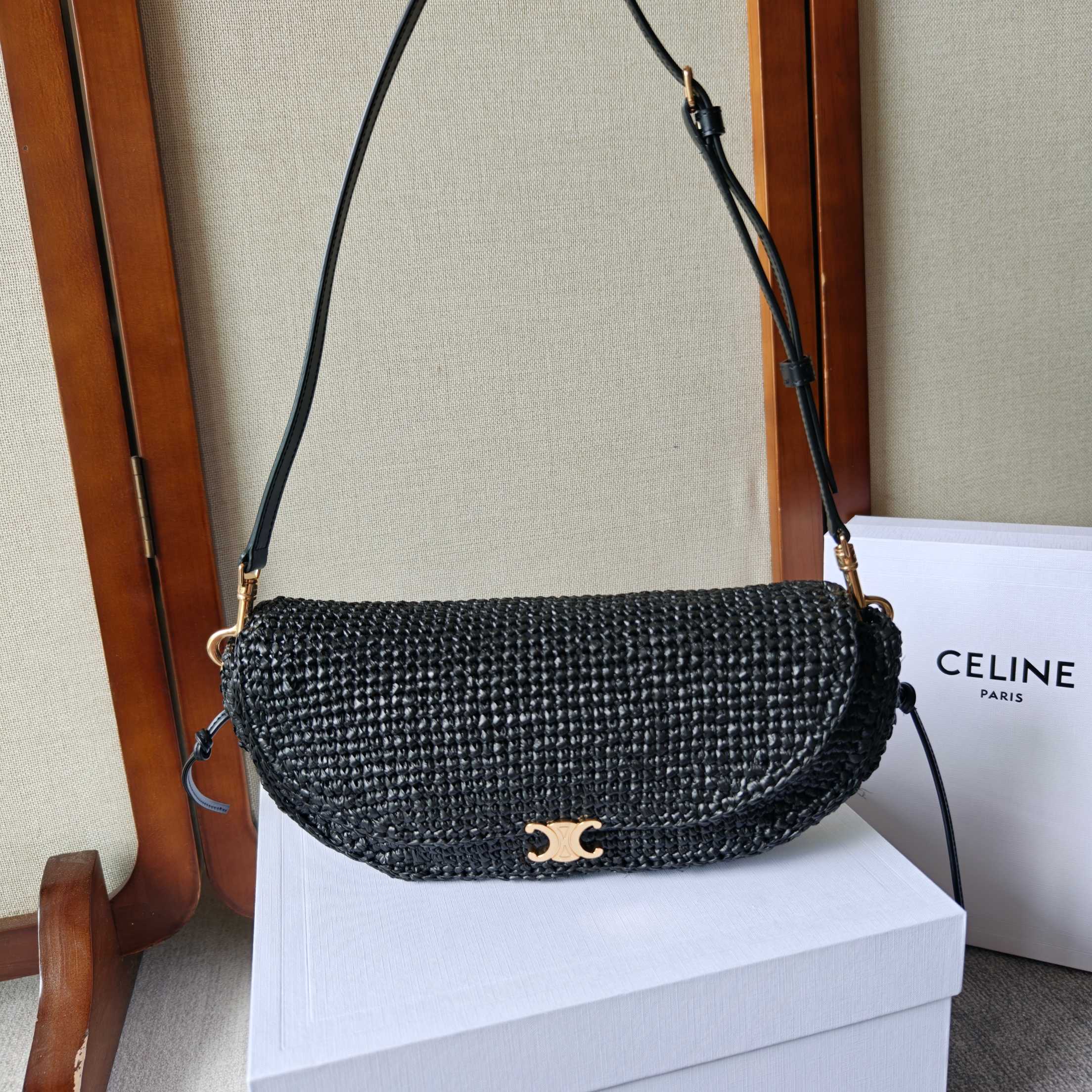 CE Halfmoon raffia woven half-moon bag 🛍️mini arrived ✅ All-steel hardware, the iconic Triomphe magnetic buckle has been miniaturized and integrated into the bag body in a more restrained form. Two types of bags - clamshell Besace and curved Half Moon, very light in weight and come with complete packaging📦
Style number: 103737
Size: 25*13*5