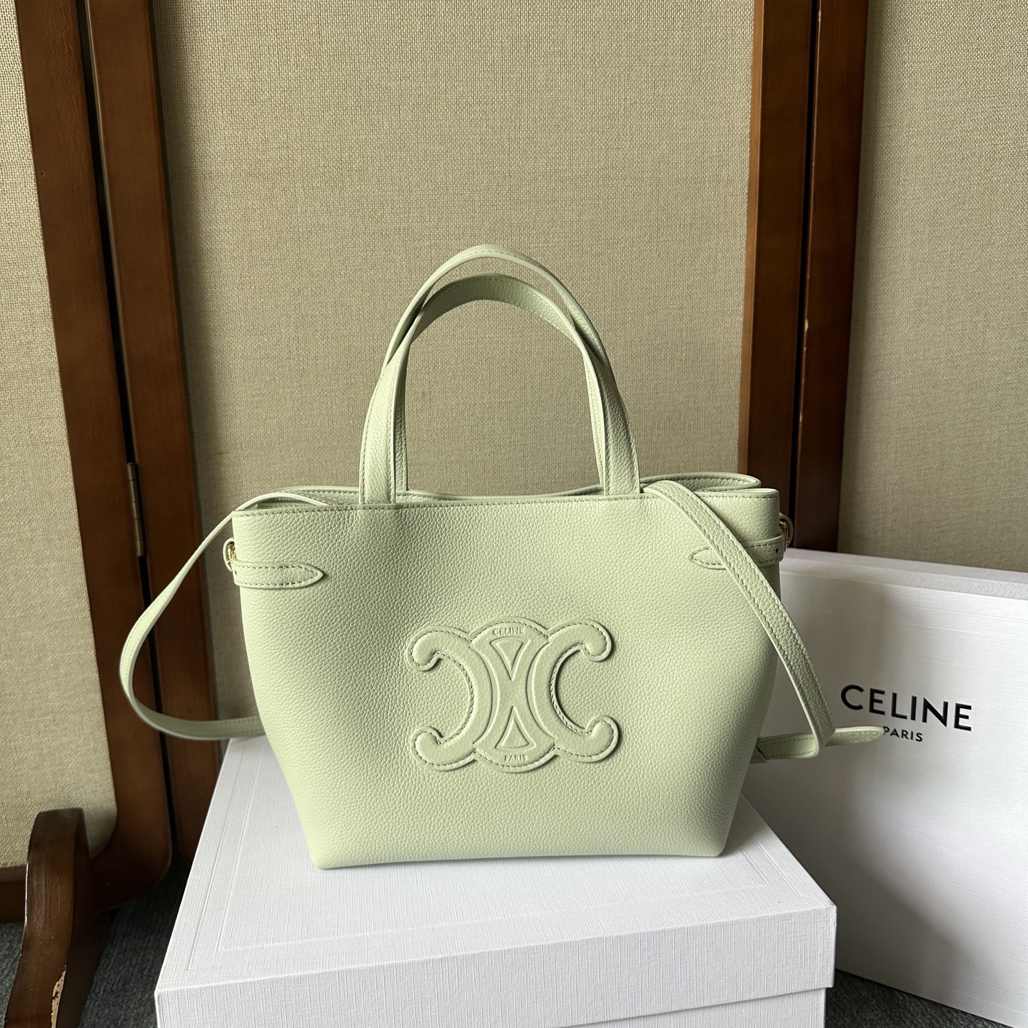 NO:857057,New product launch: cabas anais grained cowhide handbag, small size. ce's latest tote bag, a different tote bag. The upper body is particularly high-end, exquisite, mediocre and lazy retro style. Simple and not exaggerated. It is not easy to use. There is no need to worry about scratching the grained cowhide. It is very suitable for careless babies~ The ears on both sides can be retracted at will, and can be opened to easily hold notebooks, documents or daily items. There is a main compartment inside.  One inner flat pocket Two long leather handbags with long shoulder straps Model No. 118613 Size 20.5 (pocket opening 35)19860909新品上线 cabas anais 粒面牛皮革手袋 小号. ce最新款托特包 不一样的托特包. 上身特别的高级 精致 庸庸懒懒的复古风 简单不浮夸 简直不要太好用 粒面牛皮完全不用害怕刮花 很适合粗心大意的宝子们～ 两侧边耳朵可随意收放,敞开可轻松装下笔记本 文件 或日常所需物品. 内设一个主隔层 一个内侧扁平口袋 两个长皮革手提 搭配长肩带 款号118613 尺寸20.5（袋口35）x9x19cm,赛琳【跑量价】,celine,totes,cowhide,Bag
