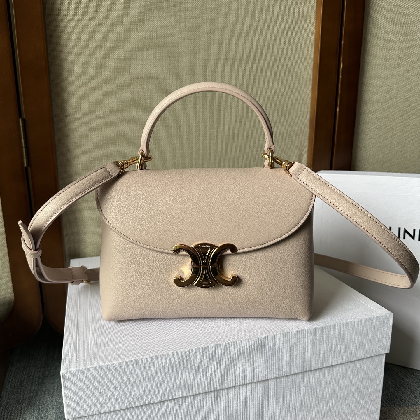 NO:857064,New products launched: CE Arc de Triomphe kelly handbag, new Arc de Triomphe bag, full of high-end feel!  Simple and exquisite outline, whether it is calm black, low-key brown, classic presbyopia color scheme, etc... all exude an unparalleled sense of luxury. The lines of Kelly's classic shape are simple and elegant, without unnecessary decoration, showing aesthetic charm. Style number 118113, size 20.5x13x8 (with original packaging), Celine [price based on volume], celine19860909新品上线CE凯旋门kelly手袋 新款凯旋门收袋 满满高级感！ 简约精致的轮廓 无论是沉稳的黑色 低调的棕色经典的老花配色 等等…都散发着无与伦比的高级感 kelly经典造型的线条简洁大方 无需多余的装饰 都即显审美魅力 款号118113 尺寸20.5x13x8（配原版包装）,赛琳【跑量价】,celine,Bag