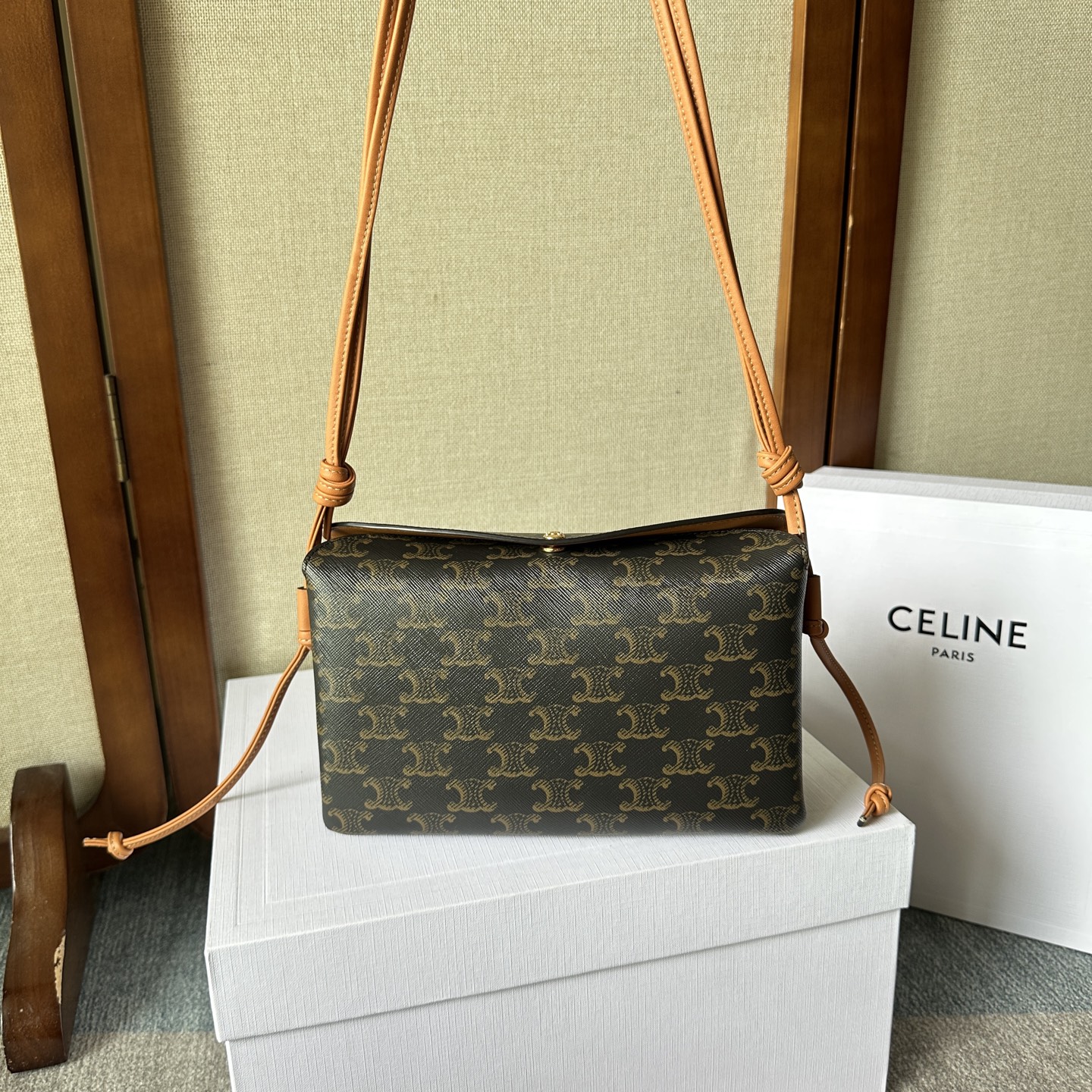 NO:857155,TRIO FLA handbag Mini handbag, can hold LUS and other larger smartphone models Imported sheepskin, all-steel hardware, with full set of packaging Model 101862 Size 22*14*4, Celine [price based on quantity], celine, sheepskin19860909TRIO FLA手袋 迷你手袋,可装下LUS等较大的智能手机机型 进口羊皮、全钢五金,配全套包装 型号101862 尺寸22*14*4,赛琳【跑量价】,celine,sheepskin,Bag