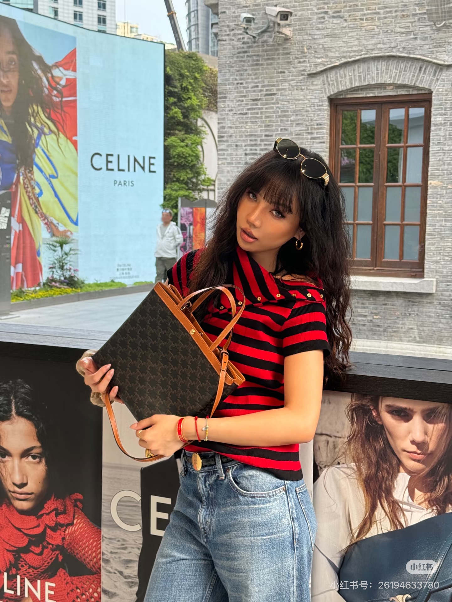 NO:857103,CELINE's new bag debuts SMALL SQUARE CABAS. The old-fashioned family has another new style. Pre-order the popular style. The square and cute tote is practical, lightweight and highly adaptable. It comes with a long shoulder strap and can be worn cross-body. It is the kind of bag that you don't need to think too much. You can just grab it and go. Hurry up and have it [Party R], Celine [price based on quantity], celine, celine19860909CELINE新包首发SMALL SQUARE CABAS 老花家族又出新款啦 爆款预定一下 方正可爱的托特 实用轻便 可搭性极强 配有长肩带可斜挎 是那种不需要想太多 拿了就走的包包 还不赶快马上拥有[派对R],赛琳【跑量价】,celine,celine,Bag