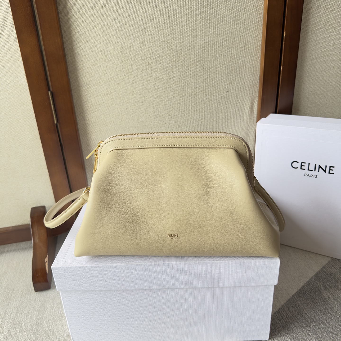 NO:941848,DOCTOR Small Clutch Full Steel Hardware Cow Leather Split Leather Lining Gold Finish Crossbody and Shoulder Zipper Closure 1 Main Compartment 1 Internal Flat Pocket Removable Shoulder Strap Strap Length 44cm Dimensions 27.519860909DOCTOR小号手拿包全钢五金 牛皮革 牛剖层革衬里 金色饰面 斜挎和肩背 拉链开合 1个主隔层 1个内侧扁平口袋 可拆卸肩带 肩带长度44厘米 尺寸27.5 X 15 X 14厘米 编号106332（配原版包装）,赛琳【跑量价】,celine,handbag,cowhide,Bag