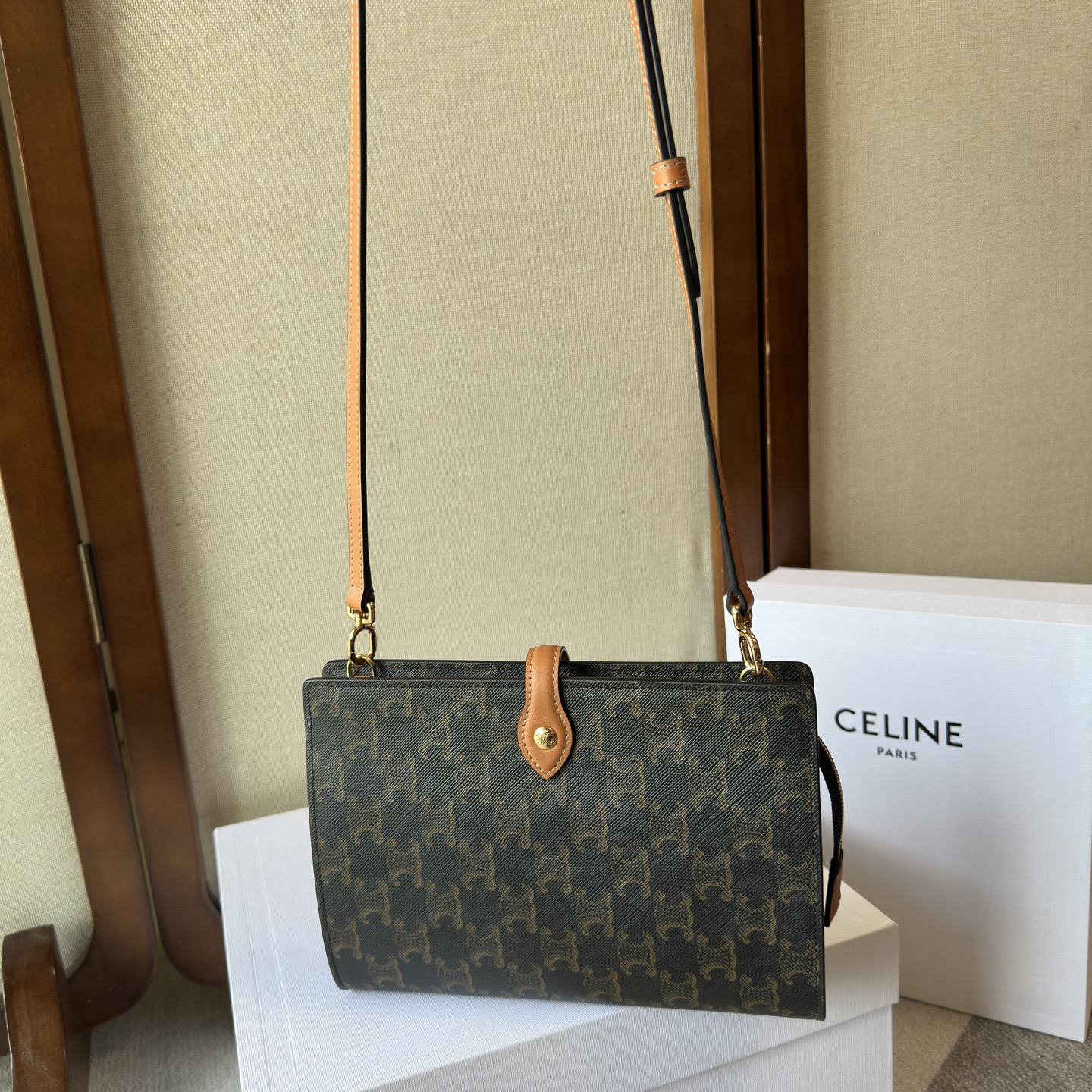 NO:941917,New product launched: CE Note Book handbag. Poor students have added new stationery. CELINE Notebook. The stationery and household items that I like the most about CE. Cosmetic bags, various storage boxes, notebooks, and pencil cases are all wanted to collect slowly. A new medium-sized (B5) notebook leather case is introduced, which is more business-like than the small A5. The letter logo is on the back, and the inside is brown with a business card insert. It is very attractive and I like it. Style number 106399, color black flower  Size 22x15.5x3.5cm, Celine [price based on quantity], celine, celine, cosmetic bags & cases19860909新品上线 CE Note Book 手袋. 差生又添新文具 CELINE笔记本 对CE 好感度最高的是文具和家居线.化妆包、各种收纳盒还有笔记本、笔袋都想慢慢收集.新入了中号（B5）的本子皮套,比小号A5更商务一些.字母logo在背面,内里棕色带名片插,非常耐看喜欢 款号106399 颜色黑花 尺寸22x15.5x3.5cm,赛琳【跑量价】,celine,celine,cosmetic bags & cases,Bag