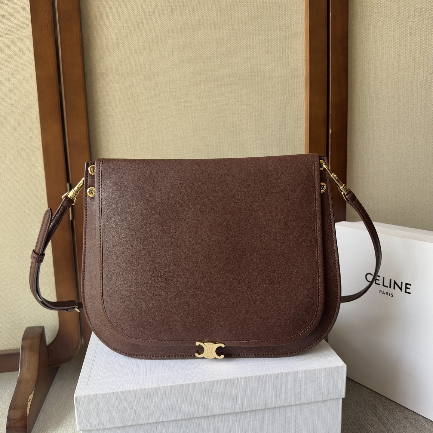 A Besace handbag
Latest Soft Triome Besace
Soft Triome Besace, which is very popular recently, is a new style for the spring and summer of 2026, focusing on one
A "lazy and stylish" feeling