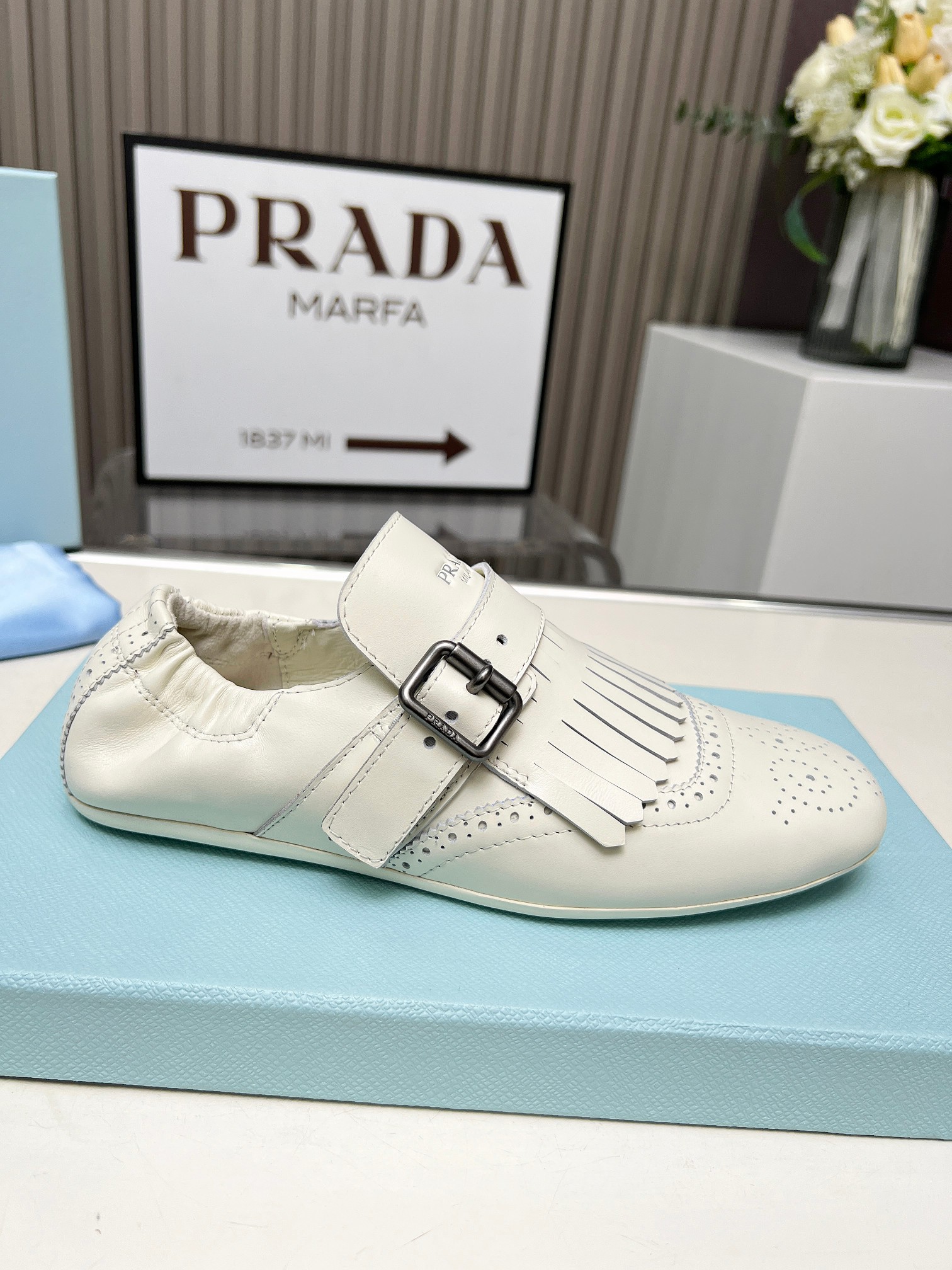 NO:420969,2025 PRADA Prada catwalk retro tassel half slippers popular single shoes!  The catwalk style is retro and fashionable, casual and versatile, fashionable and casual, unique taste, everyone loves and easily controls it, it will explode every year. It is enough to conquer you, wear it, casual and fashionable, both without mistakes, simple and handsome on the feet, imported wax calfskin, inner inner sheepskin, large sole rubber beef tendon thick bottom, size 35-41#, semi-drag, prada, prada, slippers, cowhide, sheepskin198609092025PRADA普拉达走秀款复古流苏半拖鞋单鞋爆款！走秀款 复古感时髦满满 随意百搭 时尚休闲 独到味道,人人都爱也轻松驾驭 每年都会爆.足以征服你,穿上它,休闲时髦 两不失误 上脚简单帅气 面料进口蜡感小牛皮 内里内里羊皮 大底橡胶牛筋厚底 码数35-41#,半拖,prada,prada,slippers,cowhide,sheepskin,Women's Shoes