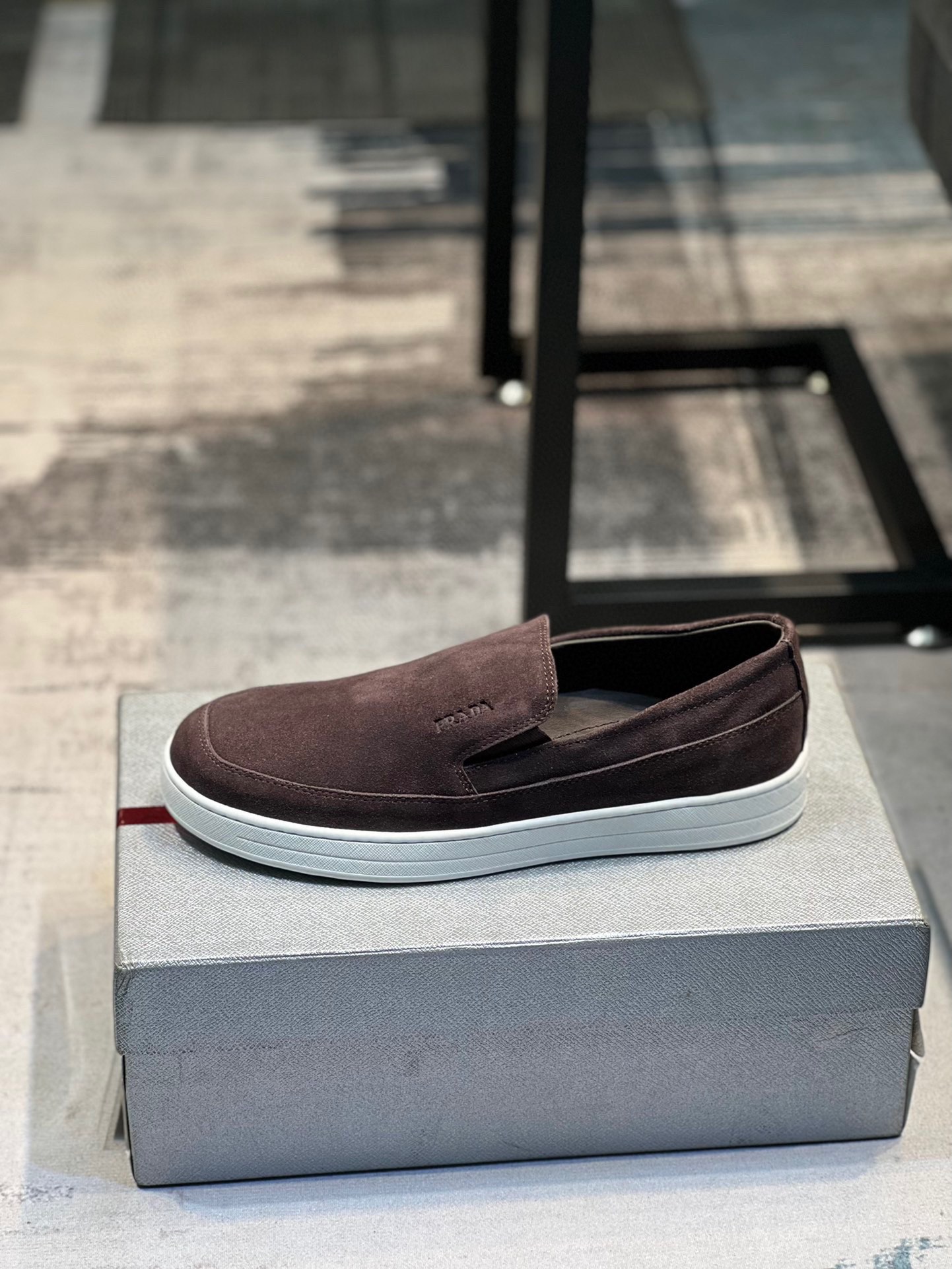 Compra superior actual 🇮🇹 Los nuevos zapatos deportivos y casuales de Prada para hombres de la calle. Los mostradores…