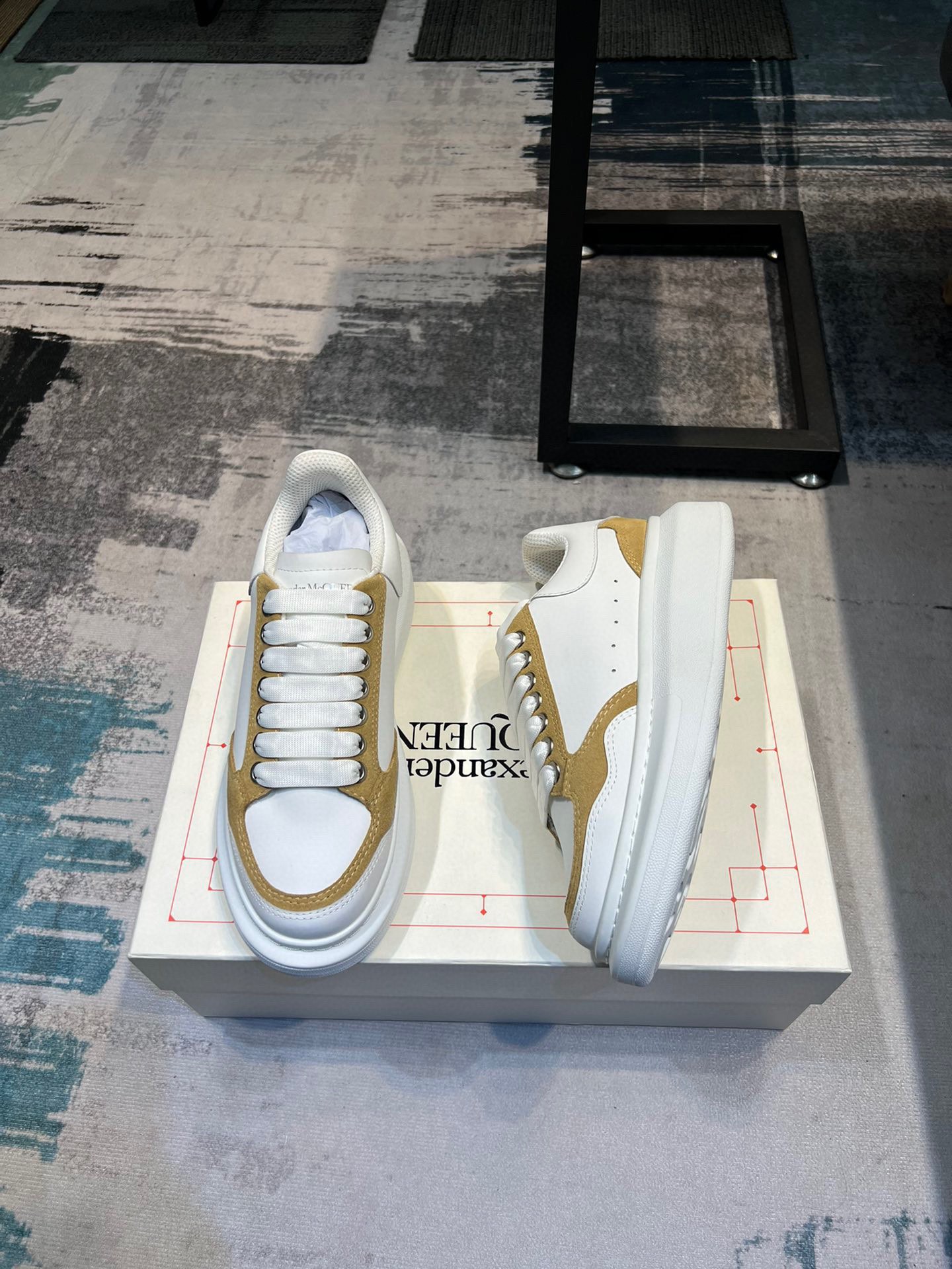 Alexander mcqueen / McQueen clásicos modelos pop estrella con pequeños zapatos blancos, la reproducc