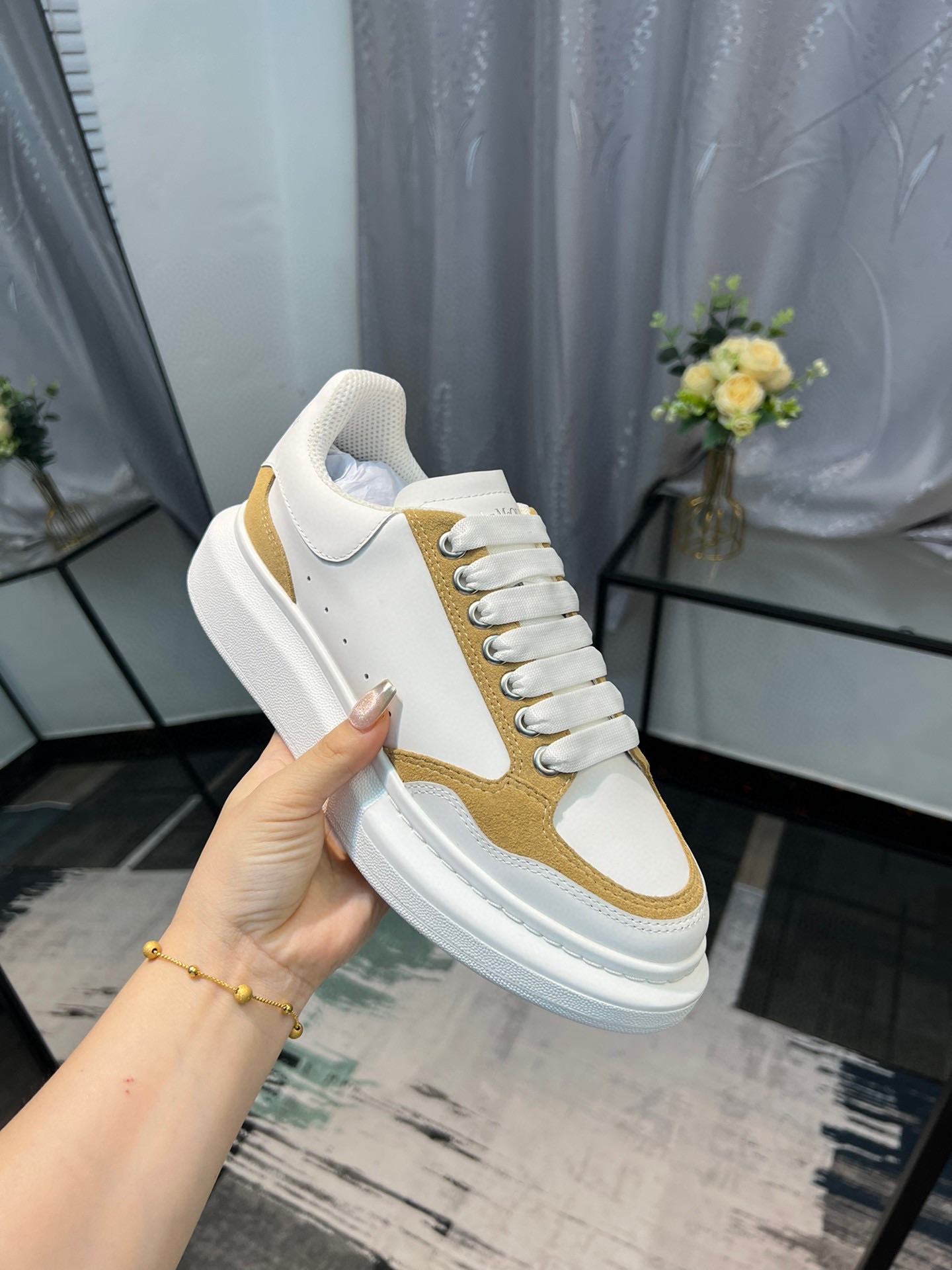 Alexander mcqueen / McQueen clásicos modelos pop estrella con pequeños zapatos blancos, la reproducc