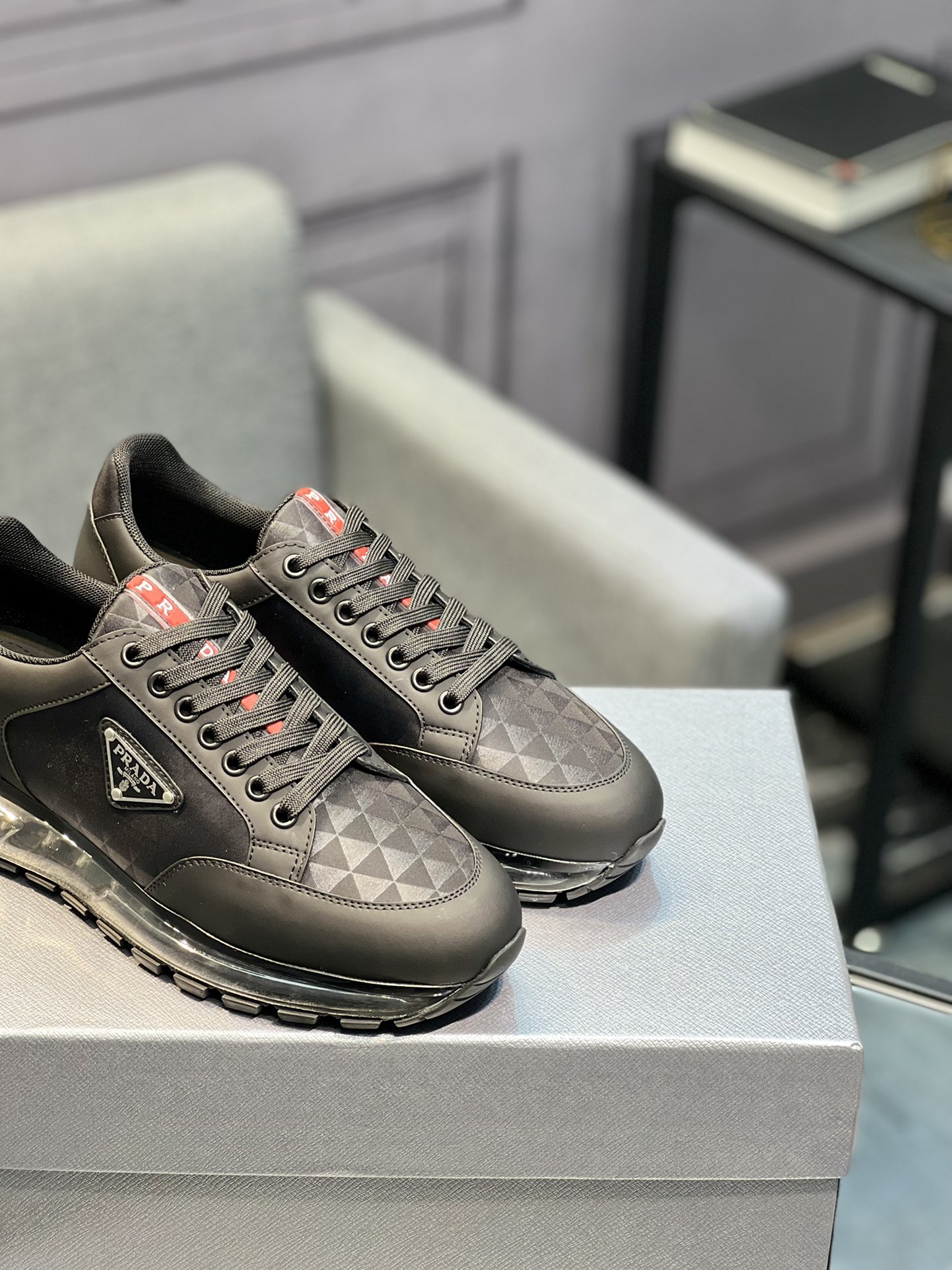 [PRADA] Prada - Calidad de gama alta - Parte superior: piel de becerro con abalorios de borde abiert